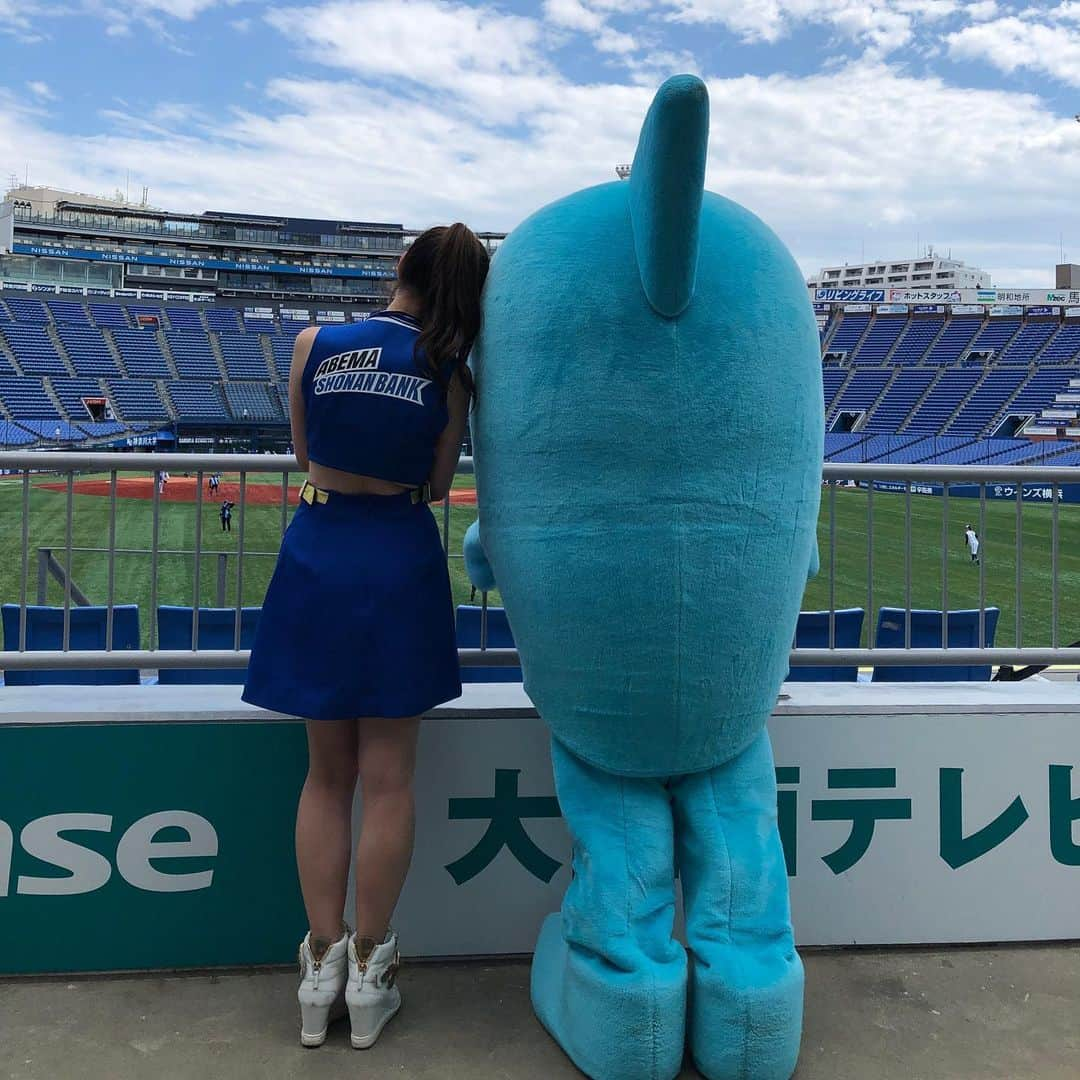 桐谷流華さんのインスタグラム写真 - (桐谷流華Instagram)「横浜スタジアム️⚾️⭐️ ⁡ 平塚競輪場イメージキャラクターの筧美和子さんが始球式を務めました⚾️🚴✨️ ⁡ 私は試合前の花束贈呈をさせていただきました！💐‪‪ ⁡ 横浜DeNAベイスターズの公式YouTubeからも見れます😊 ⁡ 見れなかった方はぜひ見てね💖 ⁡ 試合観戦もさせていただきました🏟⚾️✨️ ⁡ 間近で見ると本当に球が速い！👀 大興奮😻❣️ ⁡ 声を出して応援できるの嬉しいなぁ(≩o≨)📣✨️ ⁡ 貴重な経験！ありがとうございました❤️ ⁡ お気に入りのウィンディくんとのデート写真も見てね👫💓📸笑 ⁡ #平塚競輪 #baystars #横浜denaベイスターズ #横浜スタジアム #野球 #競輪 #始球式 #桐谷流華  #rukakiritani  #バンクエンジェル #ラウンドガール  #モデル  #グラビア  #撮影  #撮影会 #水着 #ビキニ  #ファインダー越しの私の世界  #カメラマンと繋がりたい  #pechemagazine  #pechemodel #tiktok  #model #ビジョビ  #photo  #japan #japanese #youtube #tiktok #美容好きな人と繋がりたい」6月16日 23時14分 - rukakiritani