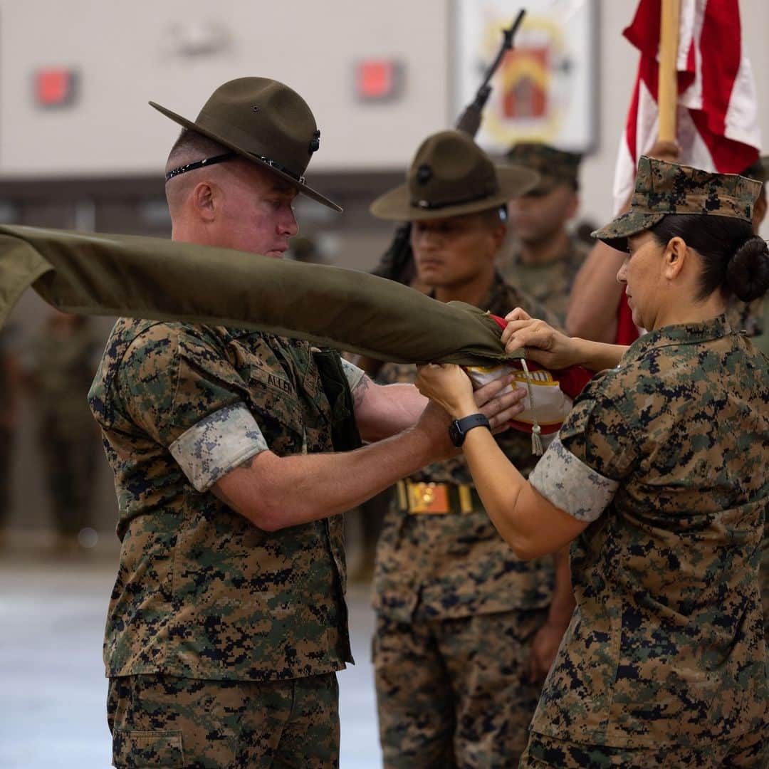 アメリカ海兵隊のインスタグラム：「4th Recruit Training Battalion  📍@MCRDParrisIsland (June 15, 2023)  #Marines and guests gathered at the All Weather Training Facility for the deactivation ceremony of Fourth Recruit Training Battalion, Recruit Training Regiment.  The deactivation of the unit will standardize recruit training for men and women and will allow the #MarineCorps to reorganize its recruit training personnel structure to facilitate a closer organizational structure between the two recruit training depots.  📷 (U.S. Marine Corps photo by Lance Cpl. Michelle Brudnicki)  #USMC #SemperFi」