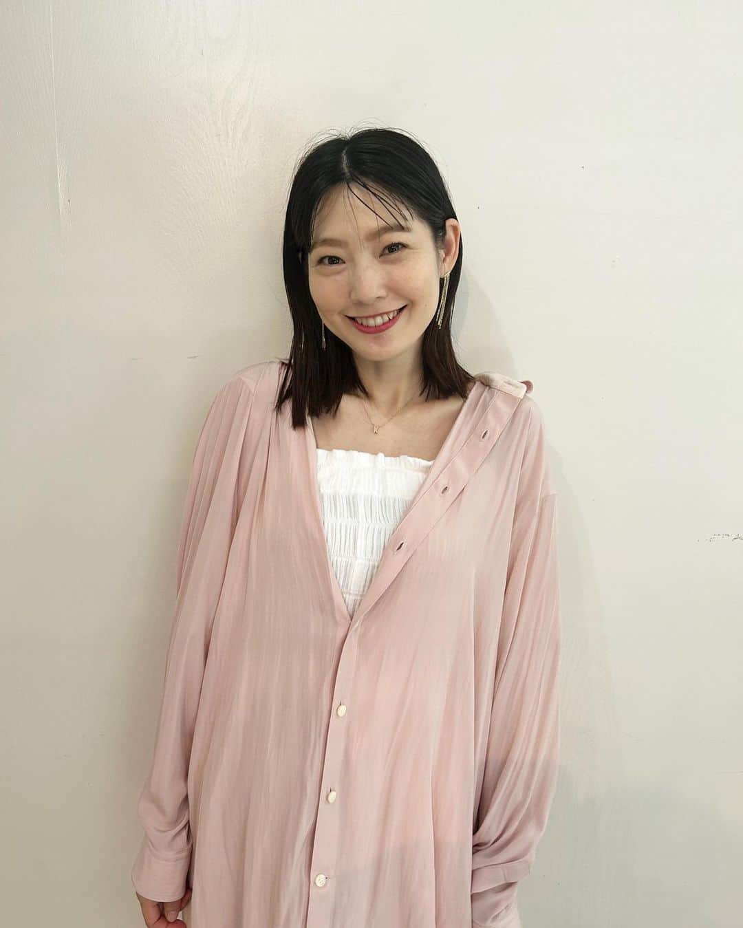 森貴美子のインスタグラム：「9月にOPENするLEEWAYの展示会に行ってきました！ 今治タオルでできている洋服で、このピンクのシャツも肌が直接当たる部分(襟の内側)に今治タオルが施されているんです✨🥰 夢のようななめらかな着心地にうっとりしちゃいました❤️ 展示会は明日も開催しています！ 9月にはお店にも行ってみよっと♡  @leeway.me  #LEEWAY #pr」