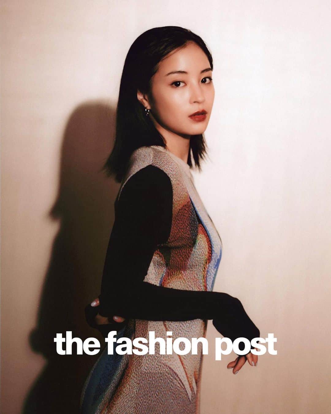 The Fashion Postさんのインスタグラム写真 - (The Fashion PostInstagram)「#fashion Suzu Hirose  『広瀬すず、強く穏やかな瞳の奥にみえたもの』  彼女は日常の中でなにを見て、感じ、考えている人なのだろうか。広瀬すずの佇まいには、媚びや見栄、第三者の目を気にしたそれは一切なく、演じた役柄の感情や、それに呼応する自分自身の感情について赤裸々に話し始める。映画『水は海に向かって流れる』で初共演となった大西利空に対しては、「こうなりたかった」と笑いながら話し、ときに臆病な目を覗かせ、弱冠25歳の葛藤がうかがえる。いつの日か感情の出し方を忘れてしまった人へ、広瀬が本作に込めた想いとは。  model: Suzu Hirose photography: Ryutaro Izaki stylist: Shohei Kashima hair & make up: Rie Shiraishi interview & text: Rei Sakai edit: Manaha Hosoda, Miu Nakamura  #広瀬すず #suzuhirose #水は海に向かって流れる」6月17日 15時00分 - tfpjp