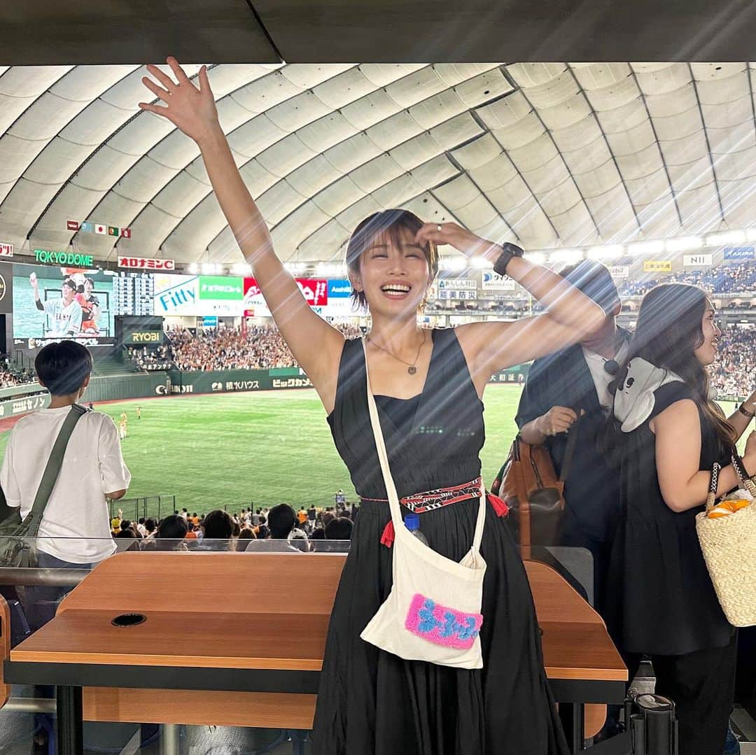 きゃっするひとみーさんのインスタグラム写真 - (きゃっするひとみーInstagram)「またまたどえらい試合🏟️⚾️✨✨ 坂本選手サヨナラホームラン⚾️ 感動で泣くかと思った🥺 （甲子園でやられてたら違う方で絶対泣いてる。笑）  小学生ぶりの東京ドームで野球観戦🐇🦅 小学生のとき、少年野球のチームで地元のチームの都市対抗野球を応援しにきた思い出☺️☺️ 改装してる東京ドームはスクリーンも大きいし演出もかっこい🩷  ご飯も食べたいお店ありすぎる🥺大阪ドームも頑張ってほしい。  お昼は　@qualiafactory1 摂津金属工業所さんがビッグサイトの展示会に出展されてるのでちらっと🫣  その後は中目黒の　@charbon_running のpopupもあるのでそちらもちらっと🫣🫣  湘南の神とみつかくんにも会えてとてもいい日✨  今シーズン3回見に行って、2回サヨナラホームラン🤩 野球には夢があるわ🥺🥺🥺  #東京読売巨人軍  #東京ドーム #東京ドームシティ  #野球観戦  #巨人 #湘南の神 #🏟️ #⚾️ #坂本勇人はなぜ神なのか」6月16日 23時28分 - takaxjumppp