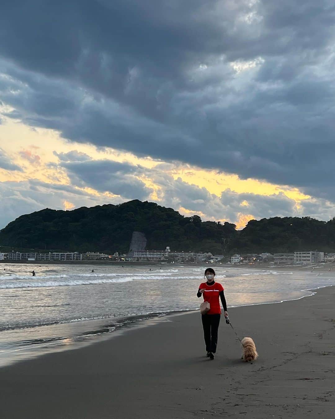 田中美佐子さんのインスタグラム写真 - (田中美佐子Instagram)「テニスからのまたテニスからの海散歩。 何歩歩いたかなー。 今日の波は、すごくいい波だった！と思う。乗れないけど^_^  いつも同じ海見てるけど、ほんとに飽きることなく毎日違う景色を、見せてくれる。表情豊かなこの海と共にいつまでも一緒にいたい。  今日の夕飯。 鶏肉のケチャップ炒めです！ あとは、インゲンの白和え  おやすみなさーい！  #海#サーフィン#夕焼け#鶏肉のケチャップ炒め」6月16日 23時33分 - tanakamisako_