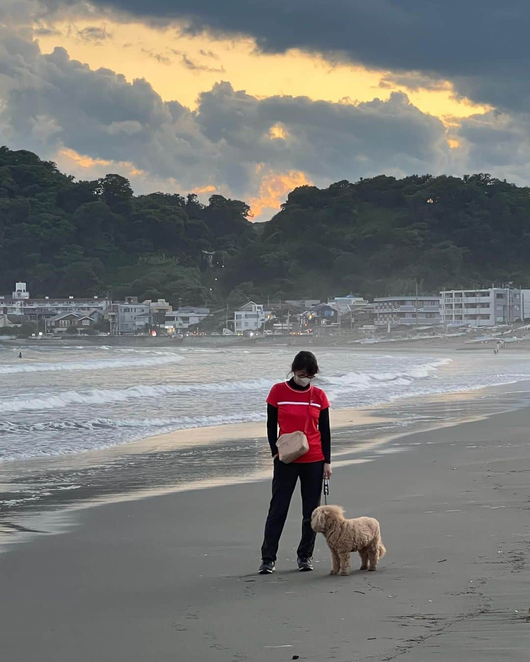 田中美佐子さんのインスタグラム写真 - (田中美佐子Instagram)「テニスからのまたテニスからの海散歩。 何歩歩いたかなー。 今日の波は、すごくいい波だった！と思う。乗れないけど^_^  いつも同じ海見てるけど、ほんとに飽きることなく毎日違う景色を、見せてくれる。表情豊かなこの海と共にいつまでも一緒にいたい。  今日の夕飯。 鶏肉のケチャップ炒めです！ あとは、インゲンの白和え  おやすみなさーい！  #海#サーフィン#夕焼け#鶏肉のケチャップ炒め」6月16日 23時33分 - tanakamisako_