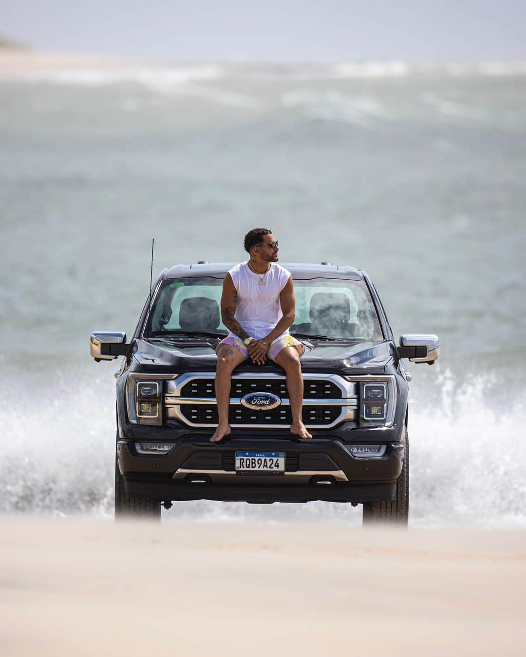 イタロ・フェレイラのインスタグラム：「O nome dela é bruta! Obrigado @fordbrasil  Nova F-150 Platinum 🔥 testada e aprovada.   (📸 @if15sports + @buxexa_15 )」