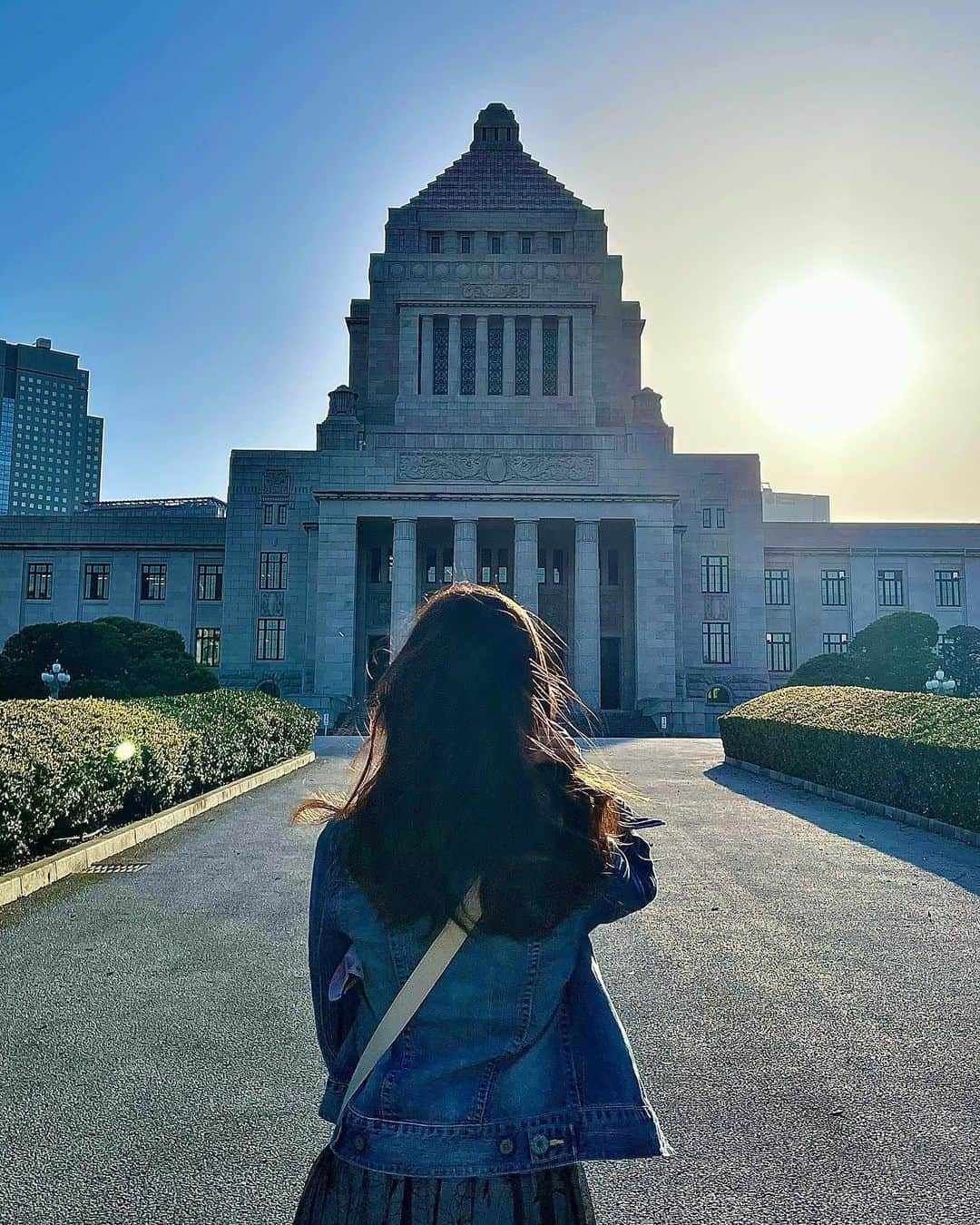 橘ゆりかのインスタグラム：「🌟社会科見学🌟国会議事堂と増上寺へ！ ⁡ ⁡ 東京ってふらっと歩いてるだけであれこれいろんな建物あってすごい、、、 ⁡ 教科書とかテレビで見たことあるー！みたいな感じできょろきょろしながら見学してきたよ😊 ⁡ 世の中知らないこといっぱいあるなぁ👓 ⁡ ⁡ #社会科見学 #国会議事堂 #増上寺 #遠足 #見学 #橘ゆりか #東京観光 #東京都 #東京タワー」