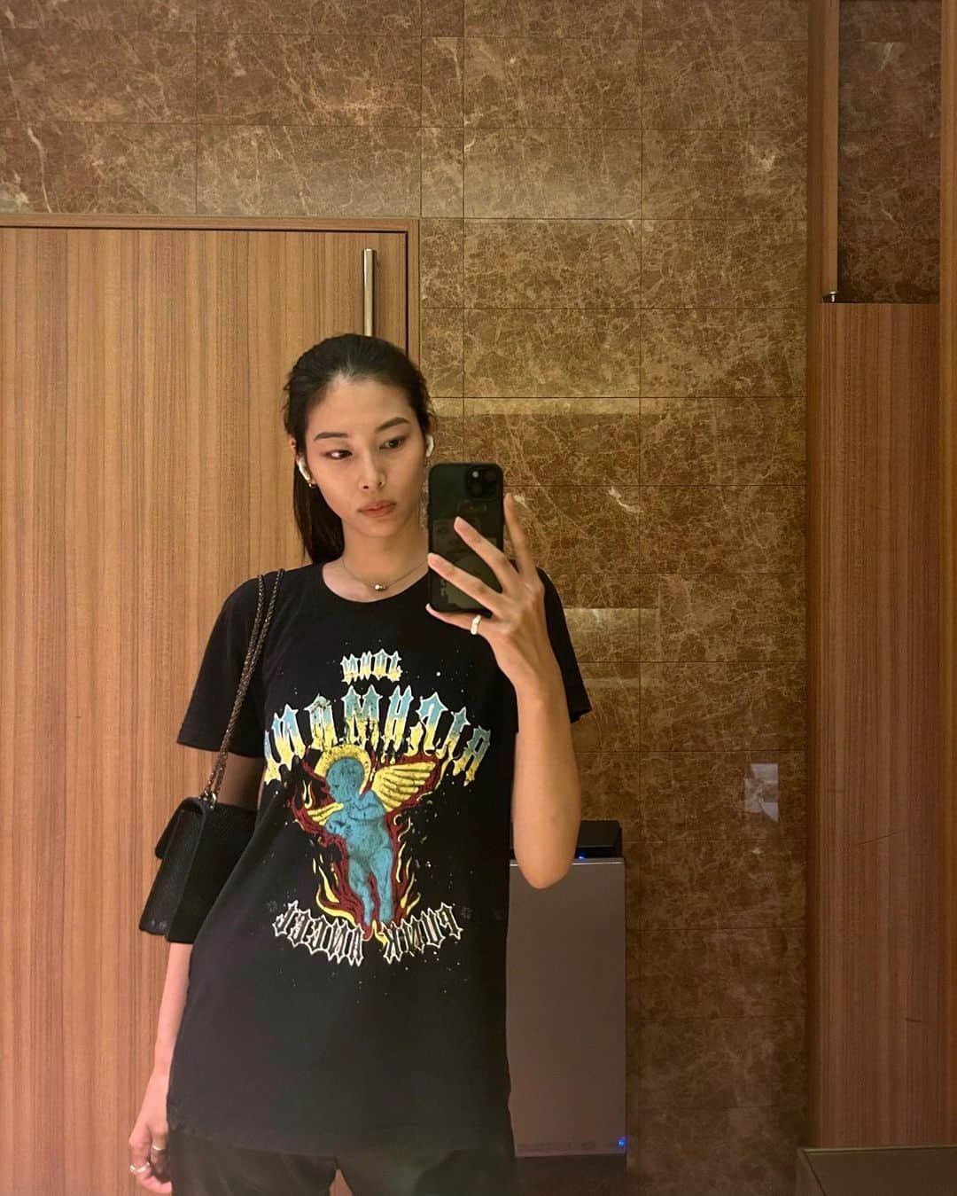 那須ミラノのインスタグラム：「mirror📸mirror🤳 @officialjohnrichmond」