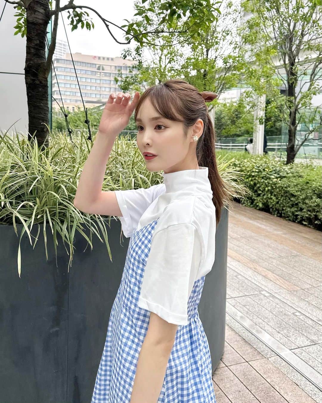 磯田 ひかる(Hikaru Isoda) のインスタグラム：「こんばんは♥ 1週間お疲れ様でした💐  みなさん週末何しますか〜？🎀  この日はギンガムチェックワンピ🪞 シンプルなトップスが合わせやすい🥰  【着用アイテム】 Tops @classicalelf_official  シルケットハイネックカットソー タイムセール価格（6月20日 23:59まで）55%OFF ホワイト　Mサイズ ¥1,799税込  Dress @gu_for_all_  ギンガムチェックキャミソールワンピース カラー: 73 PURPLE Sサイズ　¥1,990  Shoes @adidas  Bag @paris64world」