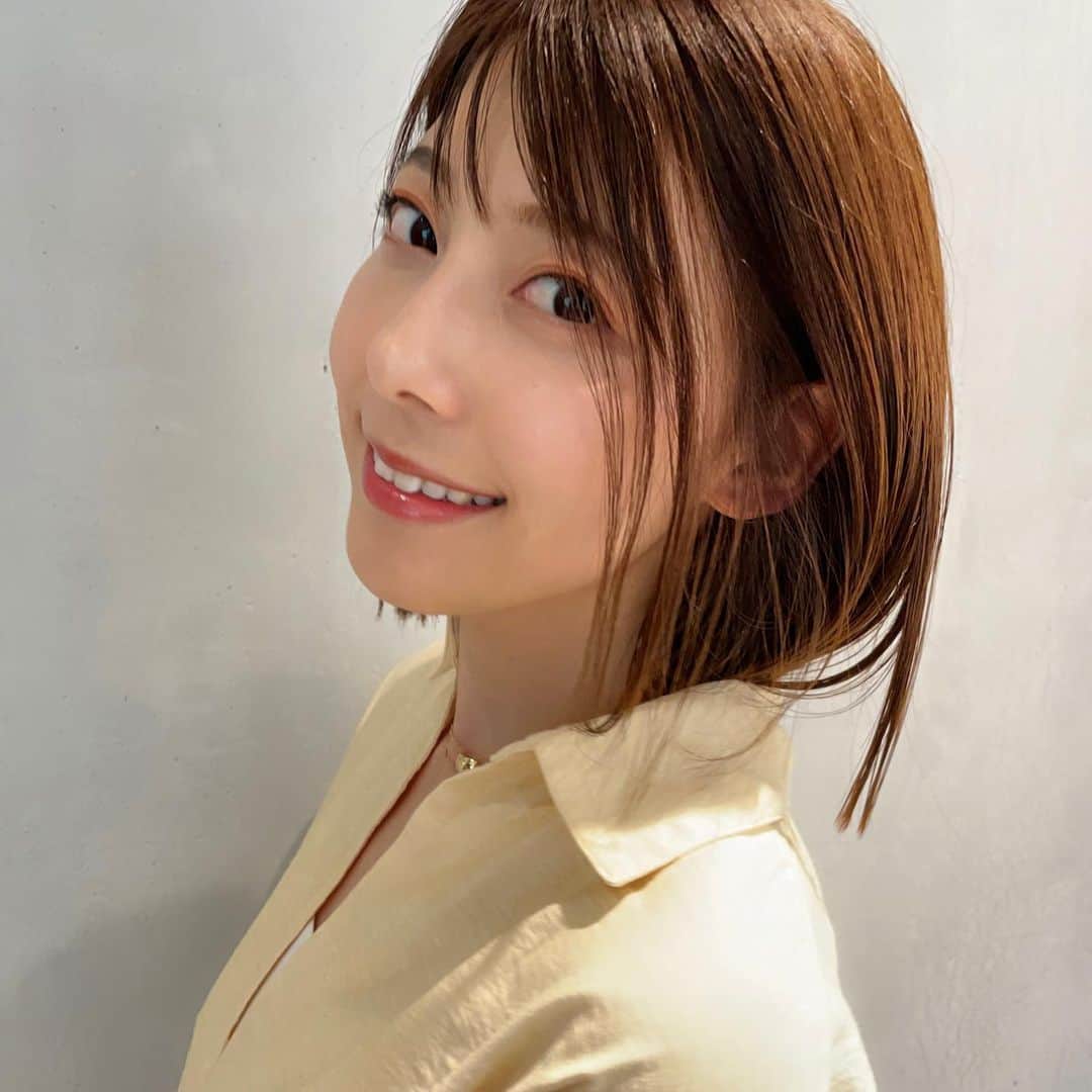 上村彩子のインスタグラム：「. . 先日、また髪を切ってきました。 前髪ありが好評だったので継続☺️✂️  梅雨の時期だけ髪質改善トリートメントもしています。」