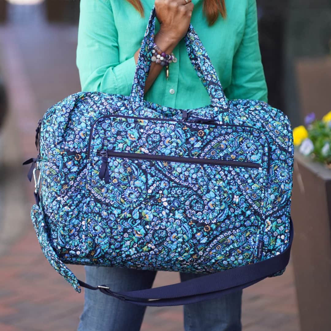 ヴェラブラッドリーのインスタグラム：「If car trips and airport terminals are always on your agenda, this bag will be your new go-to! It's carry-on compliant and full of organizational features that keep all of your essentials in-check. 🚕 🏙️ 📸: @therealchiclife  #verabradley #summer #travel」