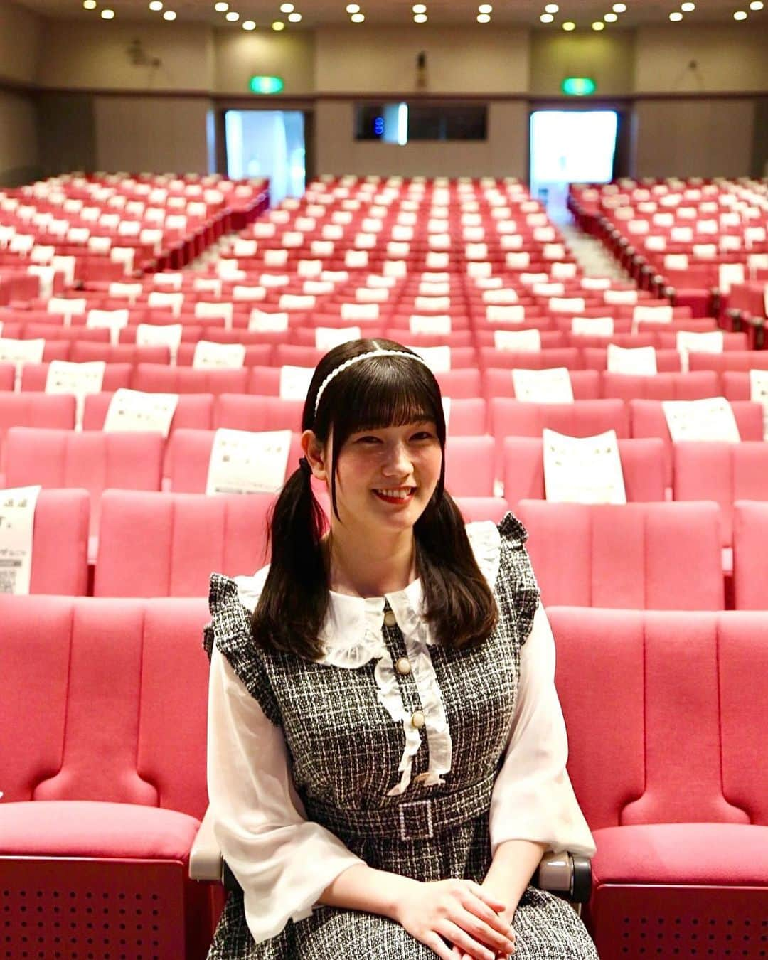 西原さつき（さつきぽん）さんのインスタグラム写真 - (西原さつき（さつきぽん）Instagram)「名古屋市主催で講演「自分らしく生きていく」を開催しました！ ⁡ 生まれ故郷の名古屋でお話できると、とても嬉しいし、安心感というかホッとした気持ちになります。以前の生活のことをより思い出しながら話すので、感慨深い気持ちになる。。。性移行し始めた20年くらい前の時代と比べると、ずいぶん色んなところが変わったなぁと感じます。 ⁡ 講演会も、気が付けば7年以上続けています。7年ってすごい。まさか自分がこんなに人前でお話しさせて頂けるとは😳 ⁡ 最近は500人～1000人規模の講演会も増えてきました。あがり症の私は、以前はとっても緊張していて本番直前はいつも手が震えて、頭がクラクラしている時もありました😵‍💫でも最近は過度な緊張も無くなってきて、やっと楽しめようになってきた気がします。 ⁡ 実はこういう舞台やステージに立っていると、観に来てくれている方々のお顔が、こちら側から結構見えています。それを見ながら話していくのも楽しいし、最近はマイクを観客の方に渡したりしてコミュニケーション取りながらやっているもあって、そういうのも舞台ならではですよね。 ⁡ 話すのも好きだし、舞台も好き✰下半期も色んな場所で講演やれそうなので、またお知らせしますね‼︎ ⁡ #さつきぽん #乙女塾 #スタジオさつきぽん #トランスジェンダー #transgender #自分らしく生きていく」6月18日 21時00分 - satsuki_nishihara