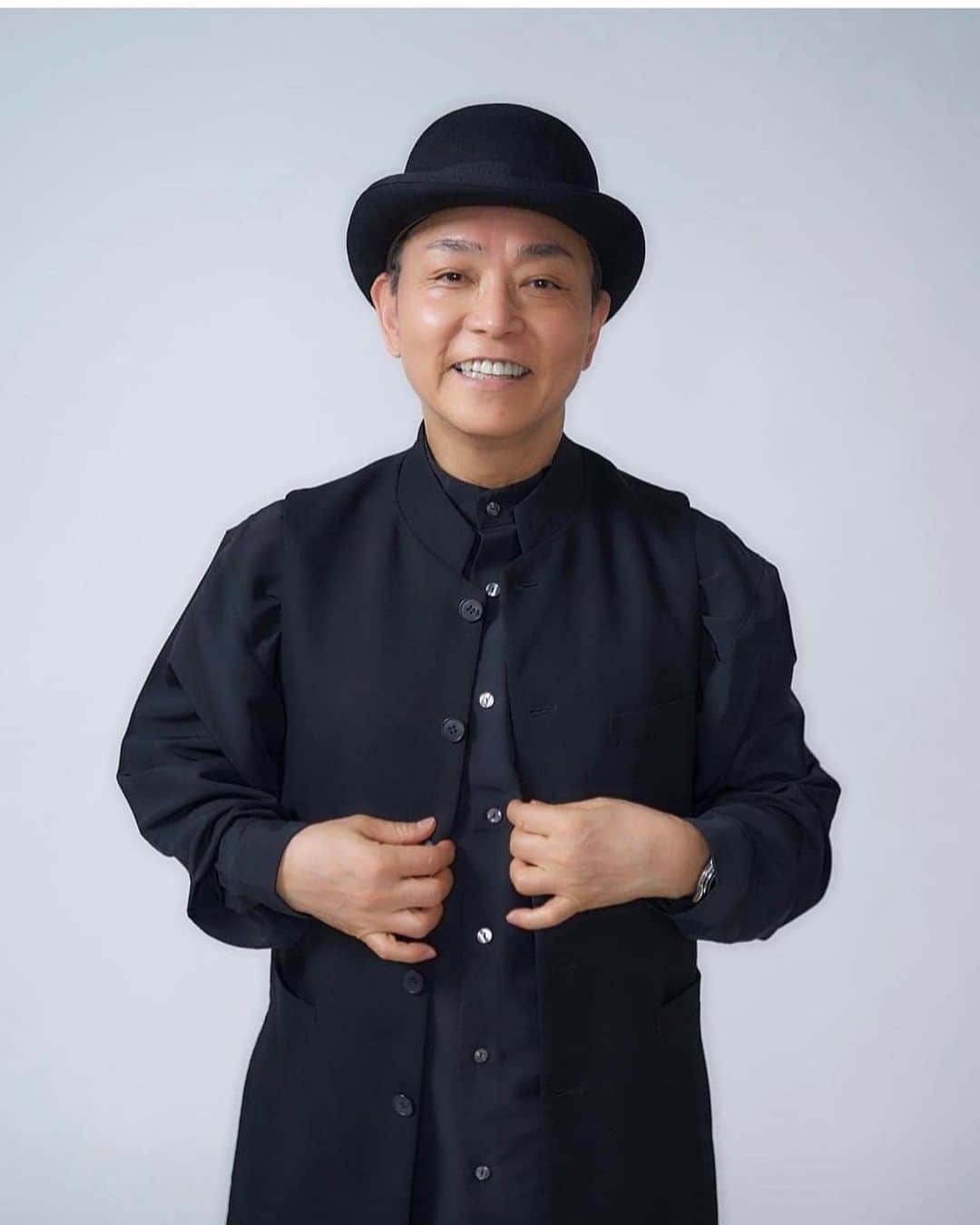 火口秀幸のインスタグラム：「また、必ず お逢い出来ると 信じてました。 残念です　早すぎて信じられません。  私はタップダンサーながら、 誠二さん　ヨシ坊さんに  可愛がっても頂き、いつもスマイリーに あれだけ、凄い方がおごる事なく、 誰にでも気さくで、 根っからのダンスアーティストでらした。  20代、博多の方にお邪魔しては 福岡の人達のダンス、なんか大人っぽいな、 色っぽいな、何だろう、なんて 思いながら。凄い人達はいるなぁって。  リズムとは、ノリとは、 知らない歴史や色んな事を  飲みながら 話して 教えてくれたのが、懐かしいです。  ７侍というステージ 誠二さんと一緒にタップダンスを踊れた事、 宝です。  誠二さん、ゆっくり 向こうで 美味い酒でも飲んで 踊ってらしてくださいね。  そのうち、行きますから また、その時は お願い致します  感謝してやみません。 ありがとうございました 心から、ご冥福をお祈り致します  合掌  以下引用いたします。  株式会社セカンドファクト 代表取締役社長 SIJ.ACADEMYプロデューサー 坂見誠二（行年65才）が6月16日逝去いたしました。  ーーーーーーーー 皆様へ この度は心痛な報せをお届けする事となり、申し訳ありません。 突然の出来事に私自身も深い悲しみとともに困惑しております。 夫、坂見誠二が、ご逝去を遂げました。その報告をするとともに、皆様への深い感謝の意を述べさせていただきます。 坂見誠二の病気との長い戦いの中、皆様から寄せられた温かい支援、共感、そして優しさが、彼にとっても、また我々家族にとっても、計り知れないほどの力となりました。 あたたかな言葉や励ましのメッセージ、そして祈りは、坂見誠二と私たち家族全員を力づけ、前を向く勇気を与えてくれました。  皆様からの心のこもったご支援に、心からの感謝を申し上げます。彼の戦いが終わった今も、私たちはその遺志を継ぎ、夫の願いを叶えるために尽力し続けます。 皆様からのご支援、ご理解に対し、心から感謝申し上げます。  坂見美香 ーーーーーーーー  ここに生前のご厚誼を深く感謝申し上げ謹んでご通知いたします。 通夜並びに告別式は仏式にて下記の通り執り行います。  記  通夜　令和５年 6月17日(土) 18時00分〜  告別式 令和５年６月18日(日) 12時00分〜  場所　にしはら葬祭　セレモニーホール想風 　　　熊本県阿蘇郡西原村鳥子６８６−１  電話番号　096-279-1321  喪主　坂見 美香（妻）」