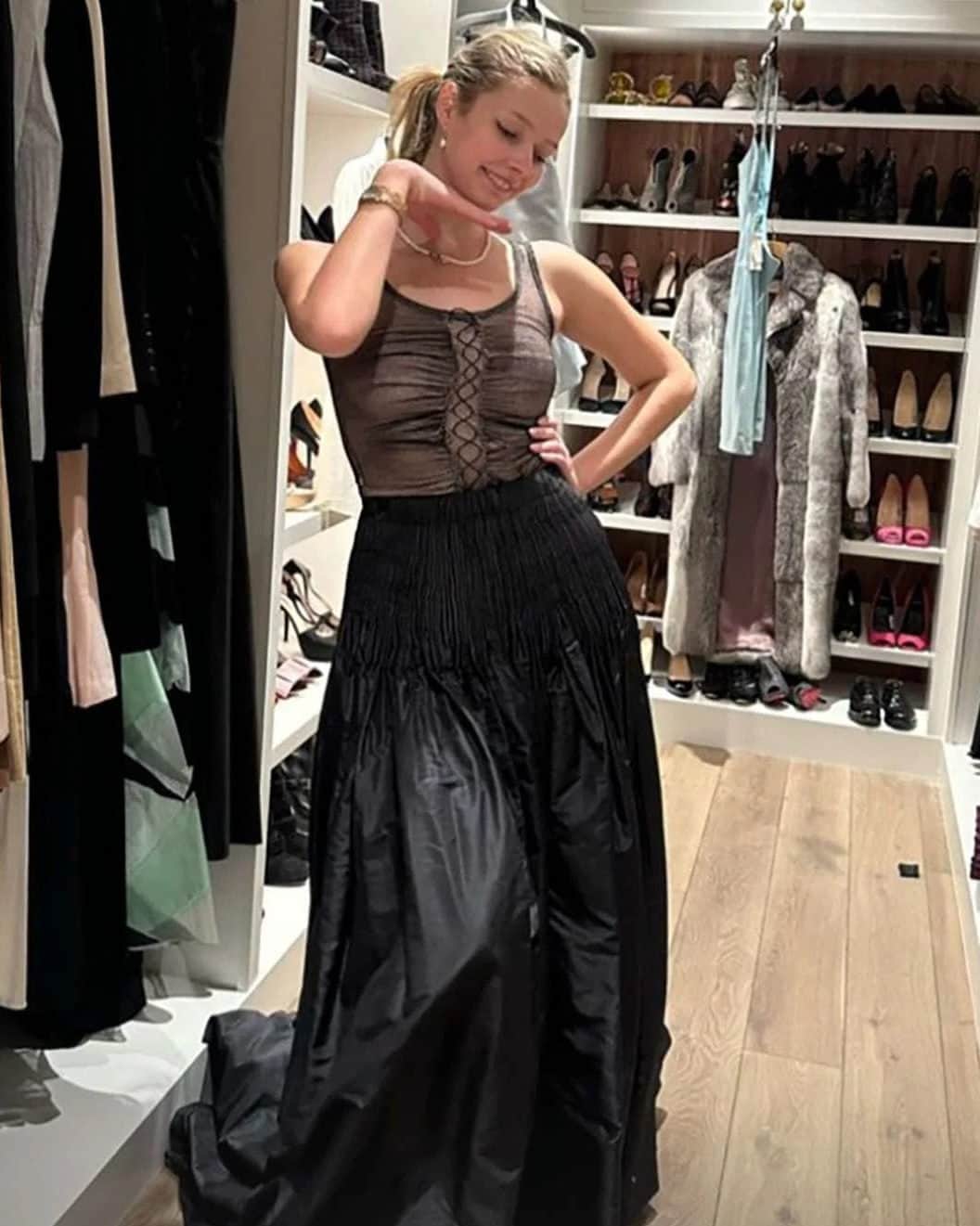Vogueさんのインスタグラム写真 - (VogueInstagram)「Like mother, like daughter! Apple Martin recently pulled a certain (iconic) gown crafted by the late Alexander McQueen from her mother @gwynethpaltrow's closet, and might we say, it's giving fashion history. Tap the link in our bio for all the details, including what Gwyneth now has to say about her look from the 2002 Oscars.」6月16日 23時50分 - voguemagazine