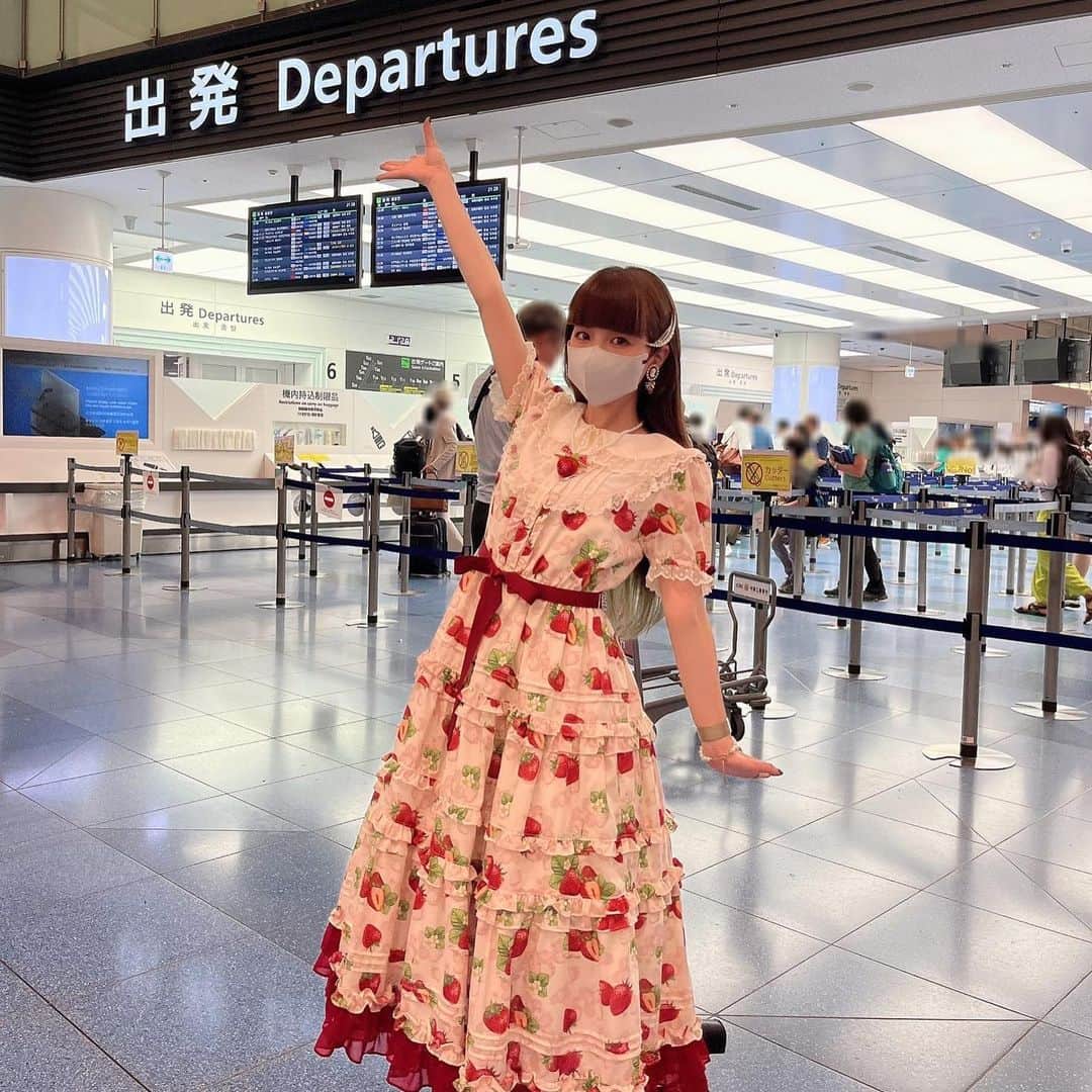 春奈るなのインスタグラム：「行ってきます✈️ ポーランドとスイスでのライブ楽しみ☺️🎤🇵🇱🇨🇭✨✨  #pyrkon  #japaneuch」