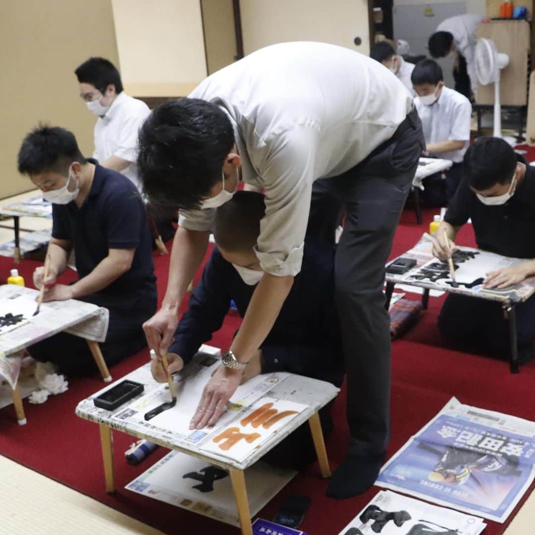 日本相撲協会さんのインスタグラム写真 - (日本相撲協会Instagram)「相撲字教習  相撲といえば「相撲字」 実は行司が書いていること、ご存知ですか？ 巡業がない2月と6月に、教習を実施しています。  若手の行司にとって、先輩から相撲字を教えてもらえる貴重な機会。 先日行われた教習の様子を少しご紹介。 この日の講師は木村千鷲・式守輝乃典・木村錦太郎。  日本相撲協会公式YouTubeでは、動画も公開中。 「大相撲の知られざる世界」で検索！  @sumokyokai #sumo #相撲 #文字 #相撲字 #行司 #japan #japanculture #school」6月18日 13時30分 - sumokyokai