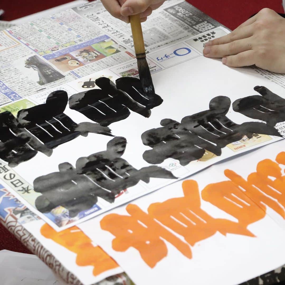 日本相撲協会さんのインスタグラム写真 - (日本相撲協会Instagram)「相撲字教習  相撲といえば「相撲字」 実は行司が書いていること、ご存知ですか？ 巡業がない2月と6月に、教習を実施しています。  若手の行司にとって、先輩から相撲字を教えてもらえる貴重な機会。 先日行われた教習の様子を少しご紹介。 この日の講師は木村千鷲・式守輝乃典・木村錦太郎。  日本相撲協会公式YouTubeでは、動画も公開中。 「大相撲の知られざる世界」で検索！  @sumokyokai #sumo #相撲 #文字 #相撲字 #行司 #japan #japanculture #school」6月18日 13時30分 - sumokyokai