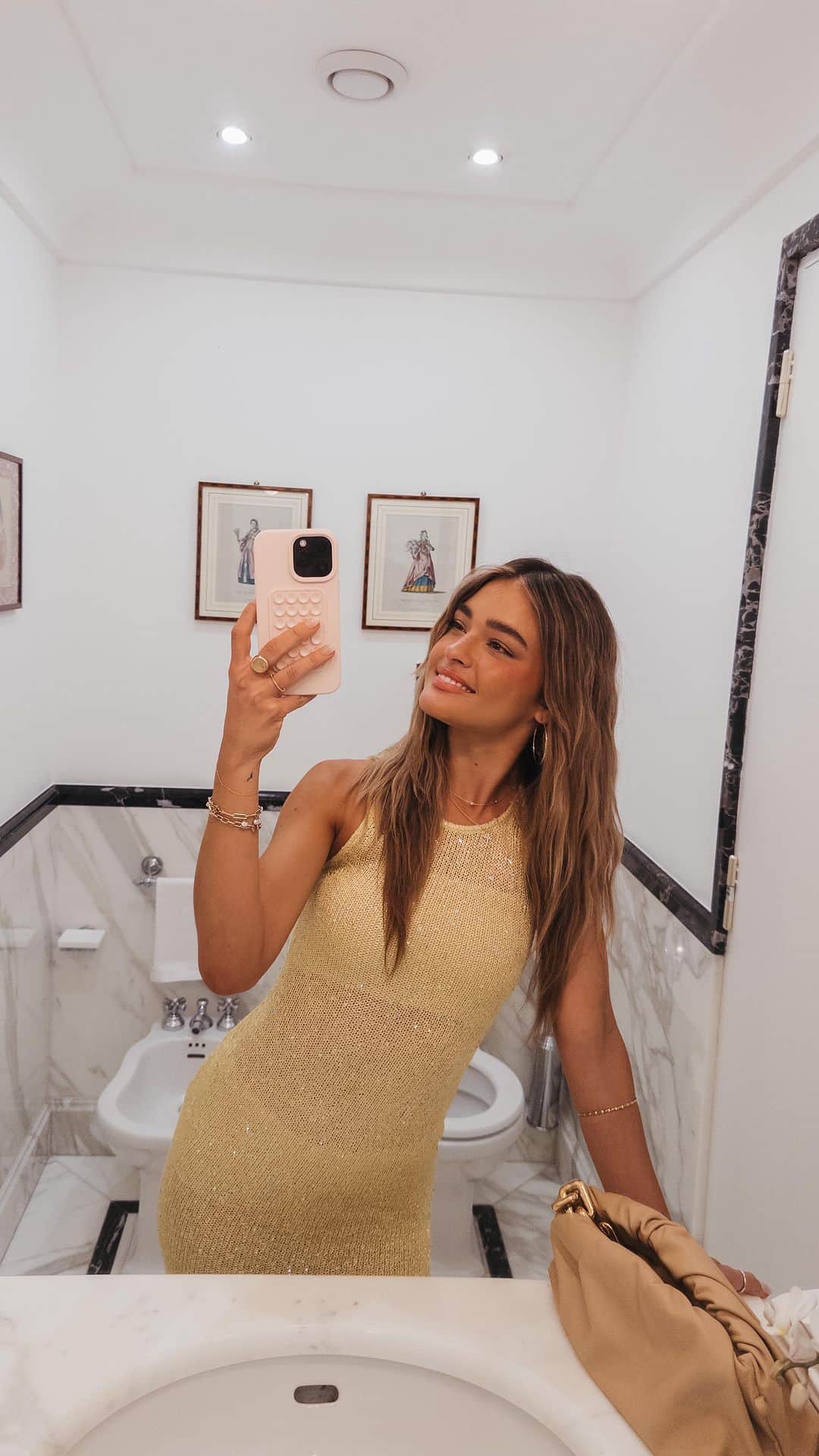 ヴェール・ゲンタのインスタグラム：「Skincare has become a staple in my life and @neutrogena has helped me feel more confident in my own skin 🥹✨ #NeutrogenaPartner」