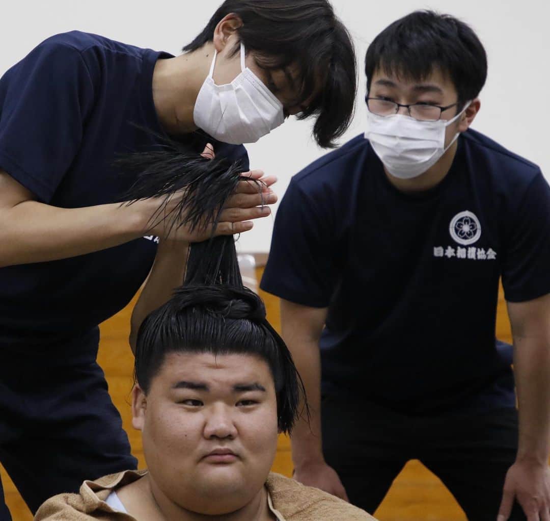 日本相撲協会さんのインスタグラム写真 - (日本相撲協会Instagram)「床山研修会  お相撲さんの象徴である「マゲ」 マゲの中には、関取しか結えない「大銀杏」というものがあります。 巡業がない2月と6月に、大銀杏を練習する研修会を実施しています。  若手の床山にとって、先輩から大銀杏を教えてもらえる貴重な機会。 先日行われた研修の様子を少しご紹介。  日本相撲協会公式YouTubeでは、動画も公開中。 「大相撲の知られざる世界」で検索！  @sumokyokai #sumo #相撲 #マゲ #髷 #ヘアスタイル #ヘアメイク #床山  #japan #japanculture #school」6月17日 15時00分 - sumokyokai