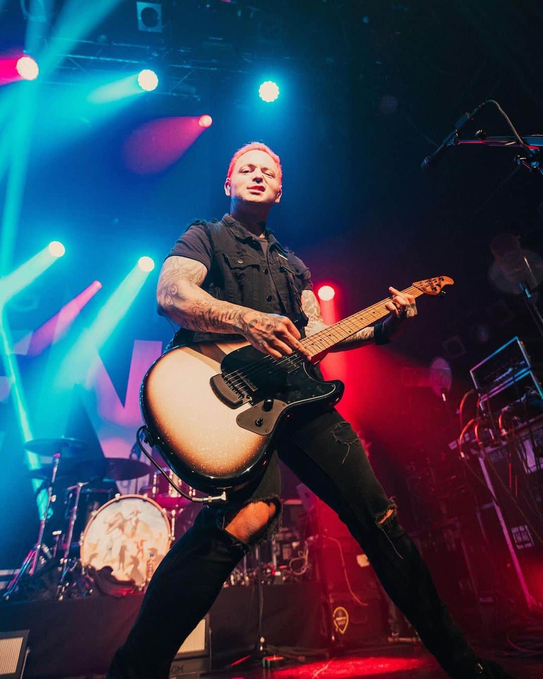 ニック・マーティンのインスタグラム：「@nodirectioncasa can’t hold back his grin as he strums his Ernie Ball Music Man StingRay with @sleepingwithsirens.」