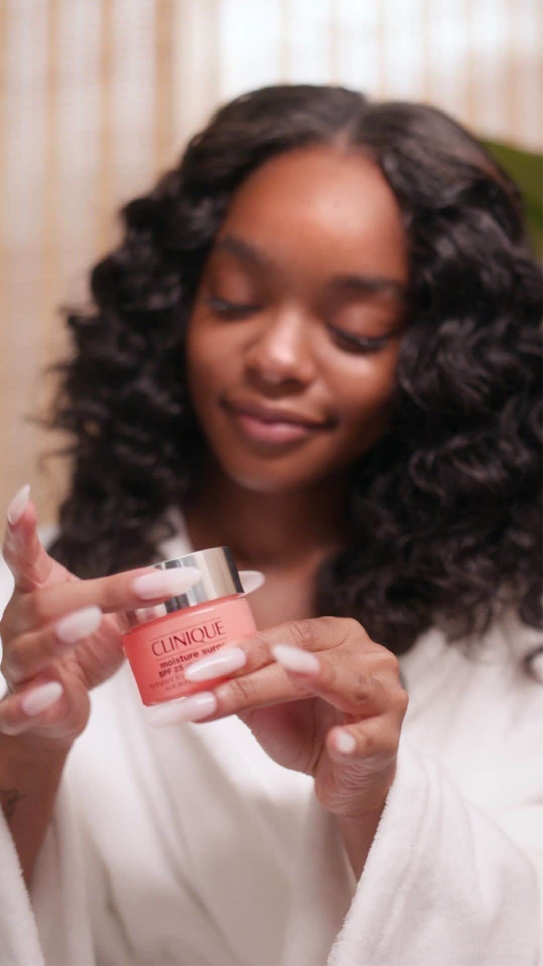 のインスタグラム：「Getting SPF in doesn’t need to be a huge production—and trust us, @marsaimartin would know.   Add Moisture Surge SPF to your crew to: ☀️Filter up to 96% of UV rays.* ☀️Hydrate with aloe bioferment + hyaluronic acid. ☀️And do it all without white cast.   #DermTested #skincare #SPFGlowUp #MoistureSurgeSPF   *UV rays associated with sunburn; based on SPF testing.」
