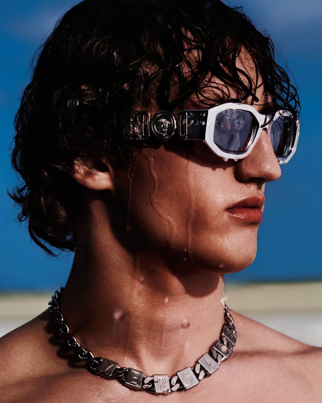 ジャンニヴェルサーチのインスタグラム：「Medusa Biggie sunglasses take on metallic chrome lenses and clear acetate frames for #VersaceLaVacanza  Now at Versace.com via the link in bio.  #VersaceSunglasses #VersaceEyewear」