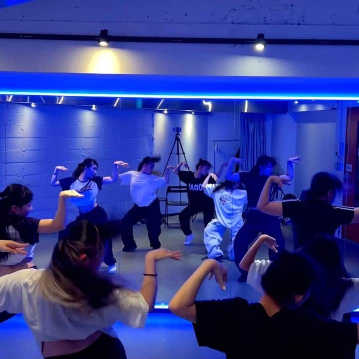Asuka Fujimoriのインスタグラム：「🐈‍⬛🔗👠@bobbynewberry  choreo by me🧠⭐︎ ・・・ @happy.nana7 @miyabinpi @mashiko_party  @riiiicat_lihua  @nene.u3u   #bobbynewberry#flightfromparis #choreography#jazzfunk」