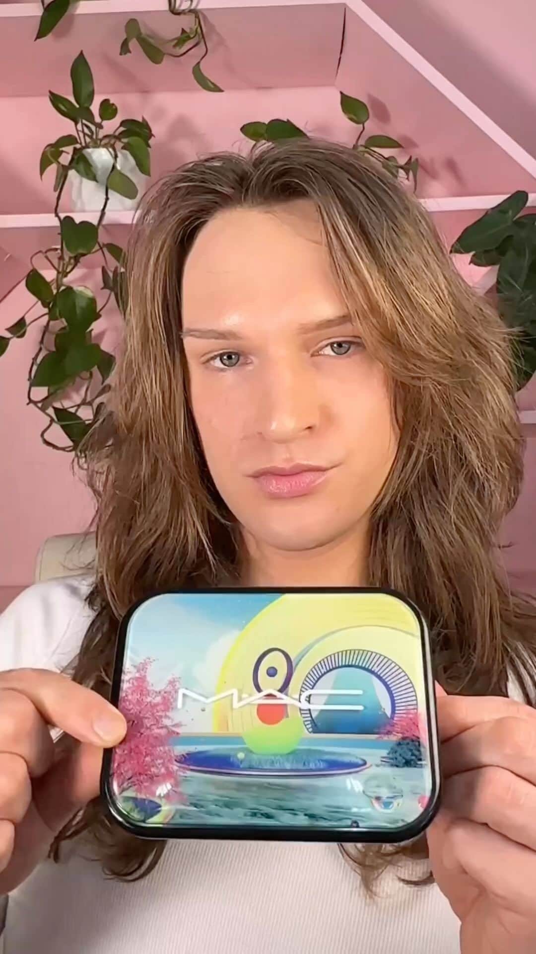 M·A·C Cosmetics BRのインスタグラム：「Provas de que nossa Paleta de Sombras #MACConnectInColour Hi-Fi Colour entrega váaaarias possibilidades artísticas? O @laurelcharleston te ensina até 3 inspirações surreais pra você reproduzir do lado daí 😍   Ficou curioso? Toque na tela pra se apaixonar.   #ParaTodoMundoVer: no vídeo o @laurelcharleston ensina três diferentes versões de make com a Paleta de Sombras #MACConnectInColour em Hi-Fi Colour, sendo a primeira com um delineado gráfico azul, a segunda com uma sombra brance cintilante e um tom dourado da paleta, e a terceira com um delineado gráfico em rosa.   #Regram: @laurelcharleston #MACHiFiColour」