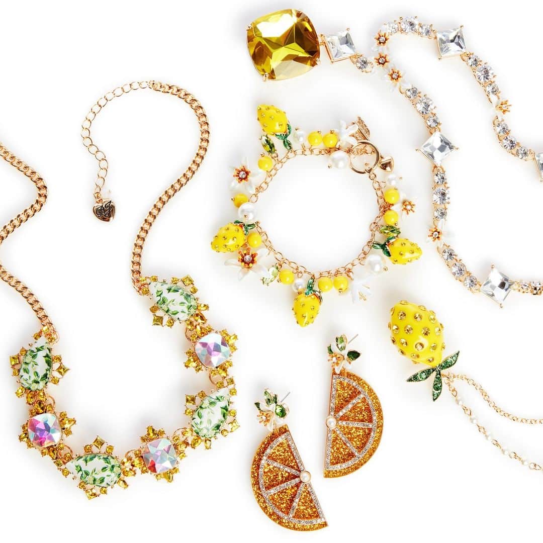 ベッツィジョンソンのインスタグラム：「Jewelry designed to turn heads and dazzle all who seek. 💍」