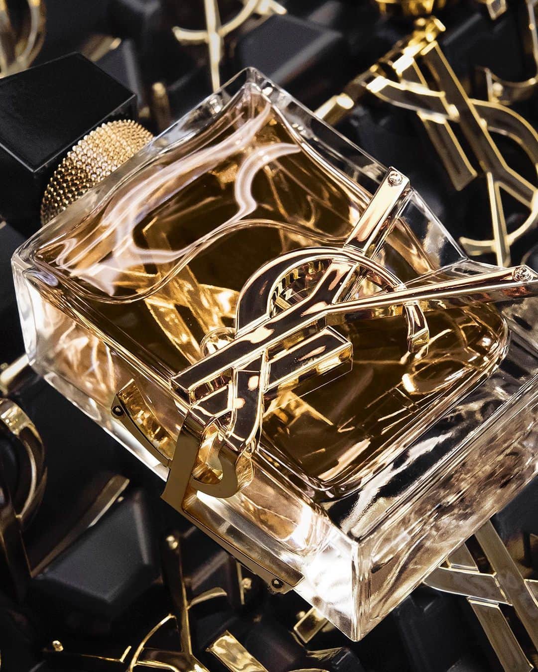 Yves Saint Laurent Beautyさんのインスタグラム写真 - (Yves Saint Laurent BeautyInstagram)「Tailored lines and golden accents make up the iconic bottle of LIBRE, inspired by the sensual fusion between metal, glass, and fragrance. Indulge in this jewel and the smoldering scent that it contains.   LIBRE EAU DE PARFUM   #YSLBeauty #Libre」6月17日 0時00分 - yslbeauty