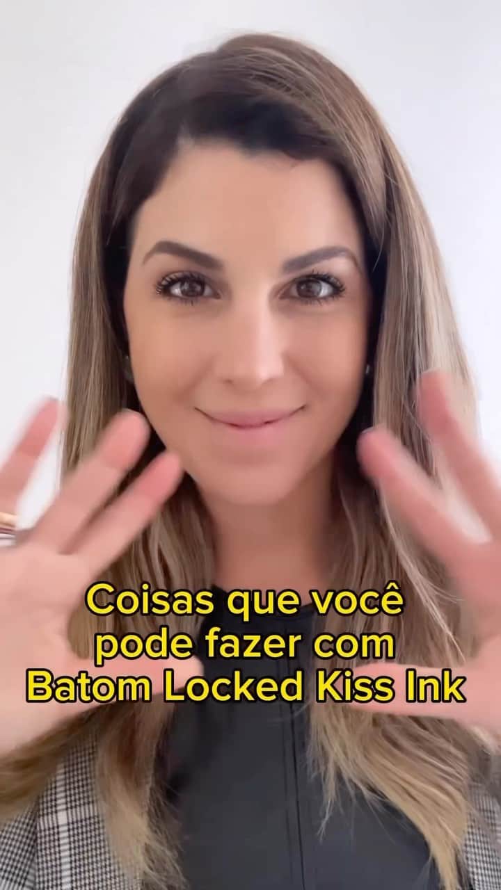 M·A·C Cosmetics BRのインスタグラム：「🔒 Locked Kiss Ink: 24h de Batom sem preocupações 💄 Descubra o poder do nosso queridinho com a @thaismellomakeup, nossa maquiadora do Time M•A•C NOW, que te mostra que ele é sim à prova de transferência e qualquer borrão 😍   Thais usou: #MACLockedKissInk em Posh   Toque na tela e prepare-se para se apaixonar 💞  #ParaTodoMundoVer: no vídeo aparece a @thaismellomakeup usando o Batom Locked Kiss Ink na cor Poash, um tom marrom alaranjado, que ela demonstra na prática que é à prova de transferência, borrões, à prova d’água e à prova de beijos.   #batomMAC #batommatte」