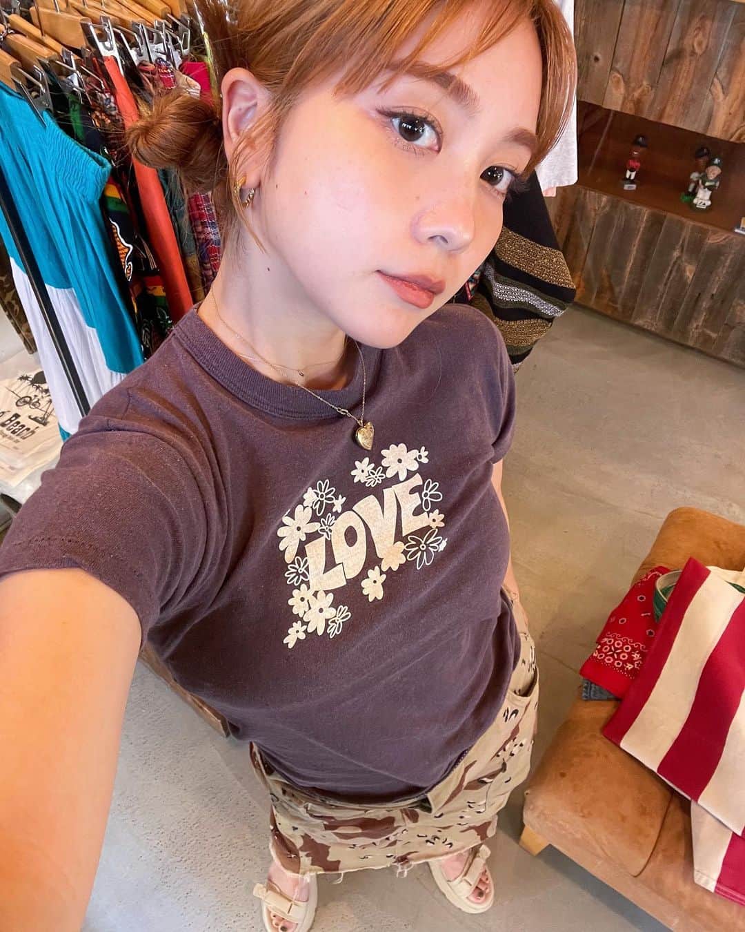 のインスタグラム：「娘が大きくなった時に着せようと思って去年くらいに買っていたTシャツ。着てしまいました、すまん かわいいね」