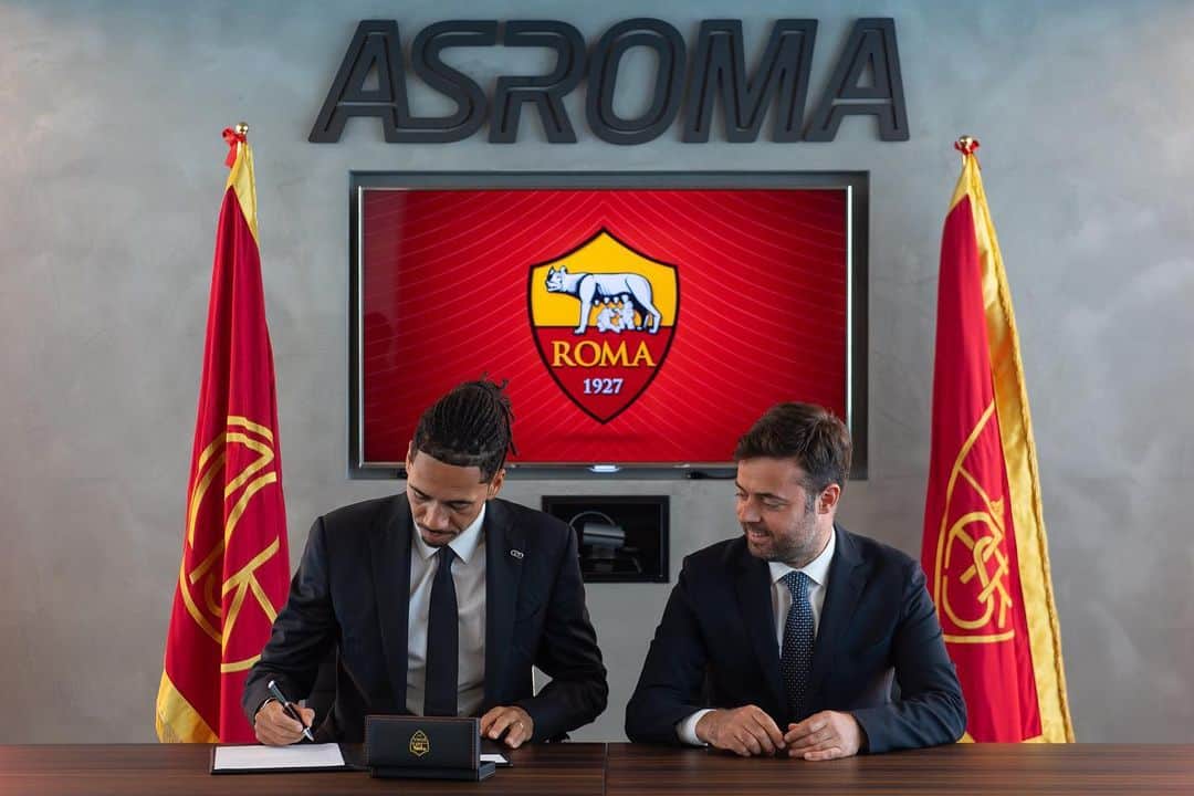 クリス・スモーリングのインスタグラム：「The journey continues! ✍🏽 💛❤️  Il viaggio continua ✍🏽 💛❤️ @officialasroma」