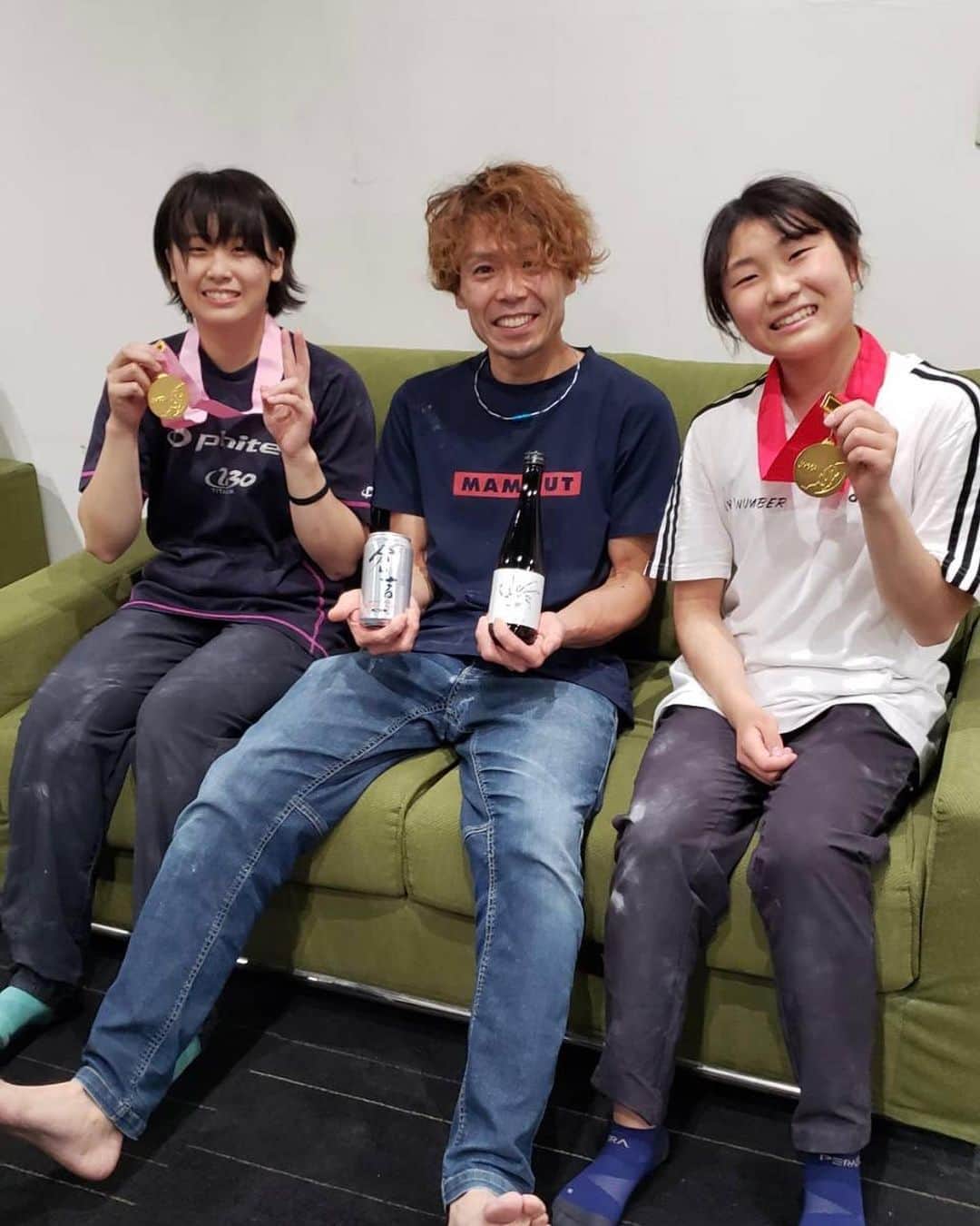 のインスタグラム：「. 今日はJrアスリートクラスのレッスン🔥 倉吉で優勝を決めた、朱希の表彰式を😁改めて金メダルかけてあげました🎊お祝いのお菓子も！  萌叶と2人が金メダルを首にかけてくれました✨素直に嬉しい。 世界ユースに向けて、今よりも一歩先の登りでチャレンジできるように、いつも通りに自分の登りと向き合って、積み重ねる時間。 コツコツ進めていきましょう💫 今日は受験生でお休みだけど、琉誠もリード、ボルダー両方表彰台は頑張ったと思います💪またみんなで次の機会にお祝いしましょう。 これから、シニアの大会や世界のレベルには大きな変化がいるし厳しい道だけど、ユース時代のタイトルは素直に喜んで先に進もう！  今日はいつも、支えてくれているお母さん達にも、スパークリングワイン【ノンアルコール】をプレゼント🍾 自分も色々とお土産＆ビールもらったので、帰宅したら頂きます。 実は明日はこっそり、ボルダーコンペ🤭怪我しないように楽しんで登ります⤴️ @fishandbird_toyocho  @bloc_bouldering_local_circuit  @raffinee_orientalbio  @mammut_japan  @a_climbing_jp  @camp1889outdoor  #ヒデスク #Jrアスリート3期生 #あと半年で3年目  #全日本優勝 #おめでとう #世界ユースへ」