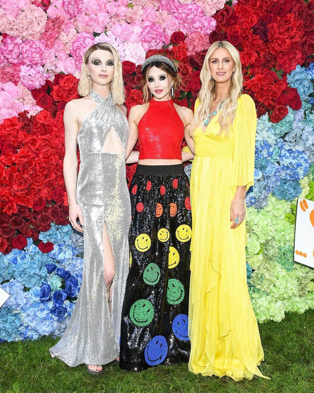 DYLAN MULVANEYさんのインスタグラム写真 - (DYLAN MULVANEYInstagram)「A perfect NYC pride night: - @aliceandolivia camp pride party - NOW award for best Internet Influence !! Thank you @them !! -dancing the night away with the dolls 👯‍♀️  This city is growing on me!  Dress @aliceandolivia  Makeup @jezzhill  Hair @whoiszenobia   Thank you to all the gorgeous photographers !」6月17日 0時14分 - dylanmulvaney