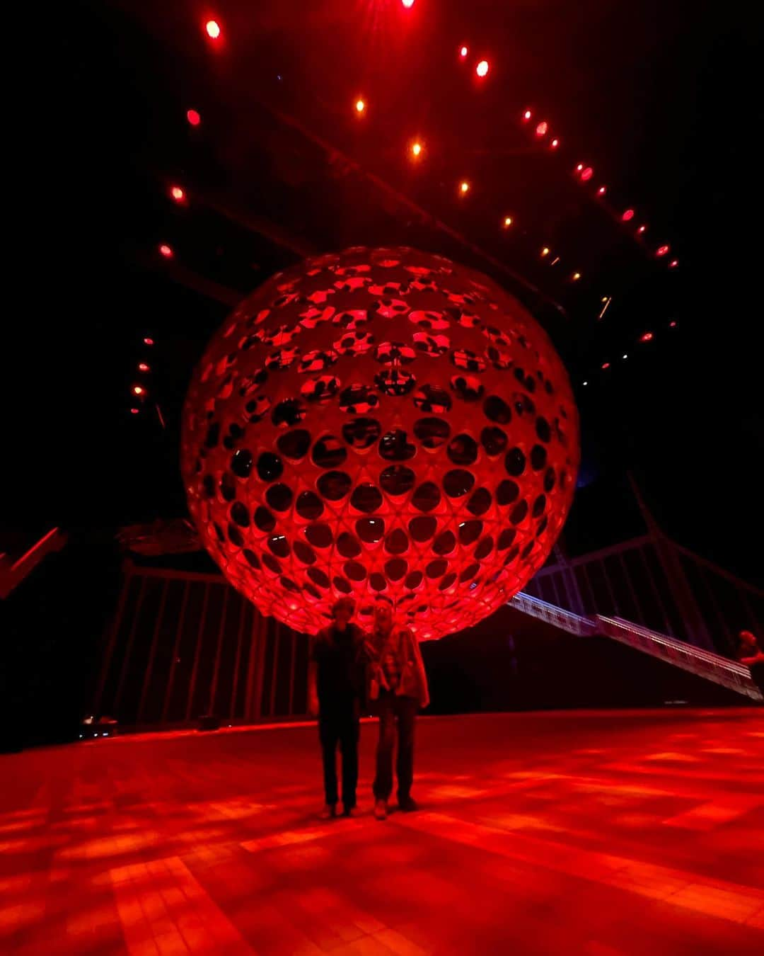 The xxさんのインスタグラム写真 - (The xxInstagram)「You can now experience our debut album ‘xx’ in a multisensory concert hall suspended in air in NYC, hosted by @theshedny ✨  @romyromyromy and @jamie___xx both visited @theshedny sonic sphere before it opened on their NYC trips, open from today until 7th July 💫」6月17日 0時19分 - thexx