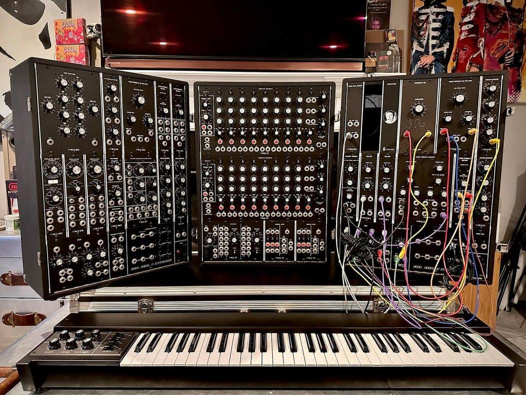 ジャスト・ブレイズのインスタグラム：「Great Googly MOOGly, see that loogie?  Yeah. But keep it on the DL Hughley.   -DOOM  BONUS: Rare Moog 905a reverberation module  on the top right signed by  the god @johncarpenterofficial」