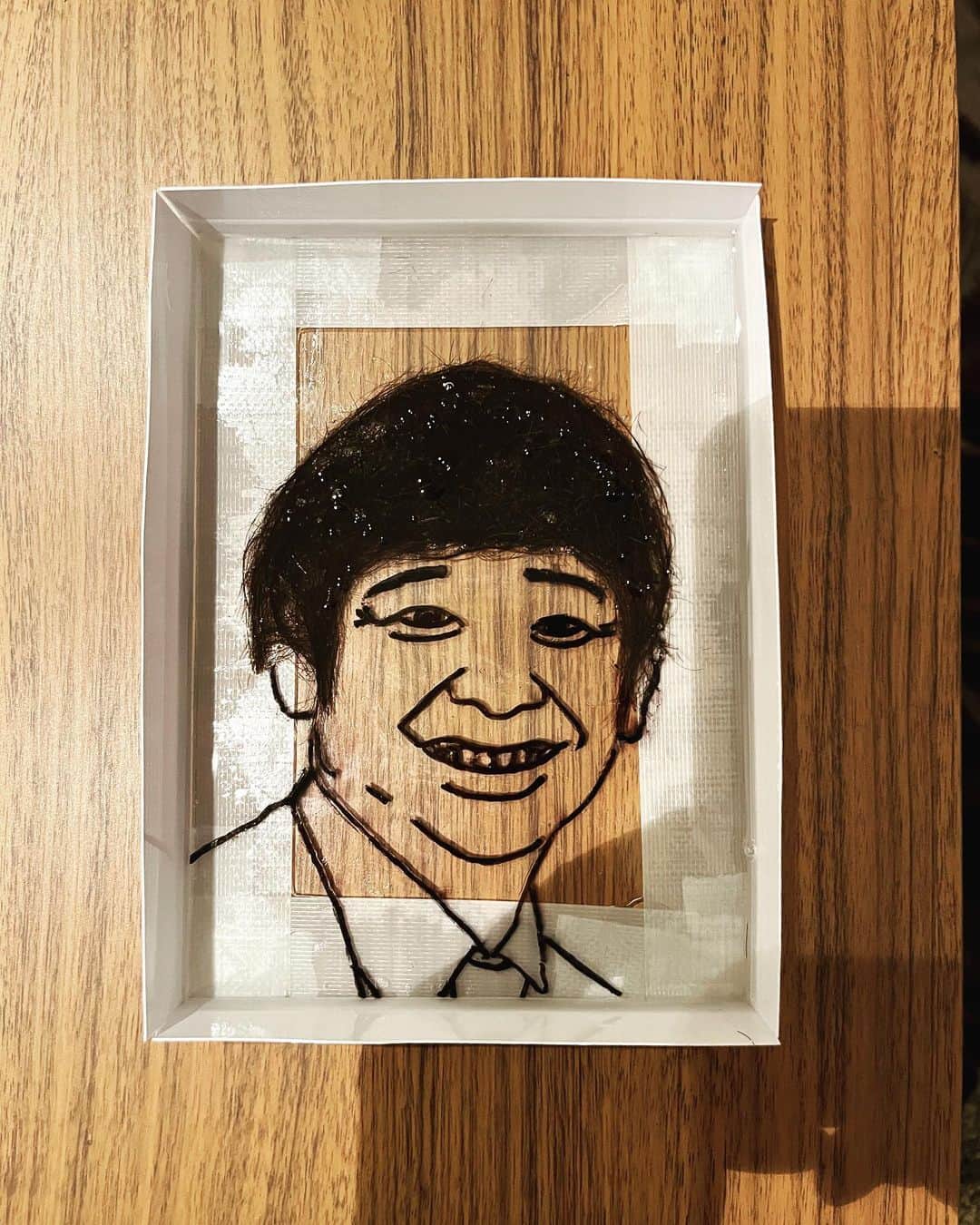 鰻和弘のインスタグラム：「【本物の髪の毛を使った似顔絵】  本格的に取り掛かる。そろそろ作らないと間に合わない。まずはポスター作り。見本となる自分から。 2回目なのにやたら失敗する。教科書がないので全て独学。道具も必要な物が見つかれば買いに行くシステム。失敗も繰り返してるので時間かかる。ようやくレジンを入れて一安心。めちゃくちゃ気泡入ってしまいましたが…。あとは固まるのを待つのみ。どうなるのか… とにかく作業効率を上げないと。  #20名ぐらいの芸人の髪の毛集まってる #先輩後輩特徴のある髪型 #コツコツ頂いた #いつもマネージャーからの連絡 #○○さんの髪の毛届いてます #笑ろてまう #集めるのも密かな楽しみ #良い作品にしないと #ニヤニヤしながら作業してます #個展お楽しみに #ポスター出来たらまた告知します」