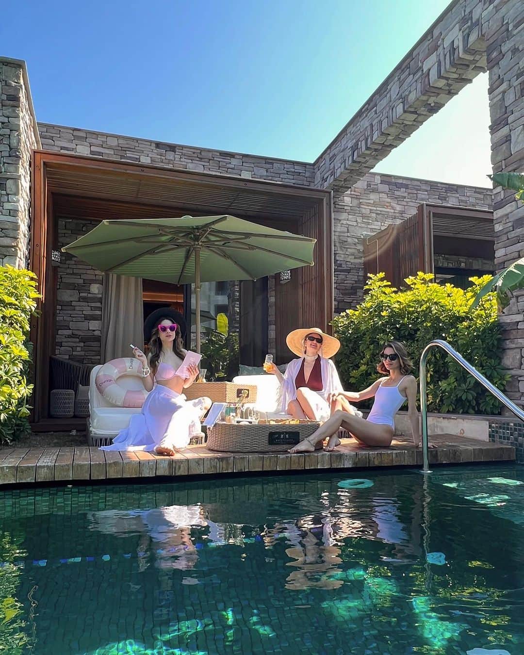 Maria Wayのインスタグラム：「girls girls girls 🏝  @kayapalazzohotels  #palazzoluxurycollection #PalazzoMood #kayapalazzogolfresort #kayapalazzobelek #luxurylagoonsuites #belek」