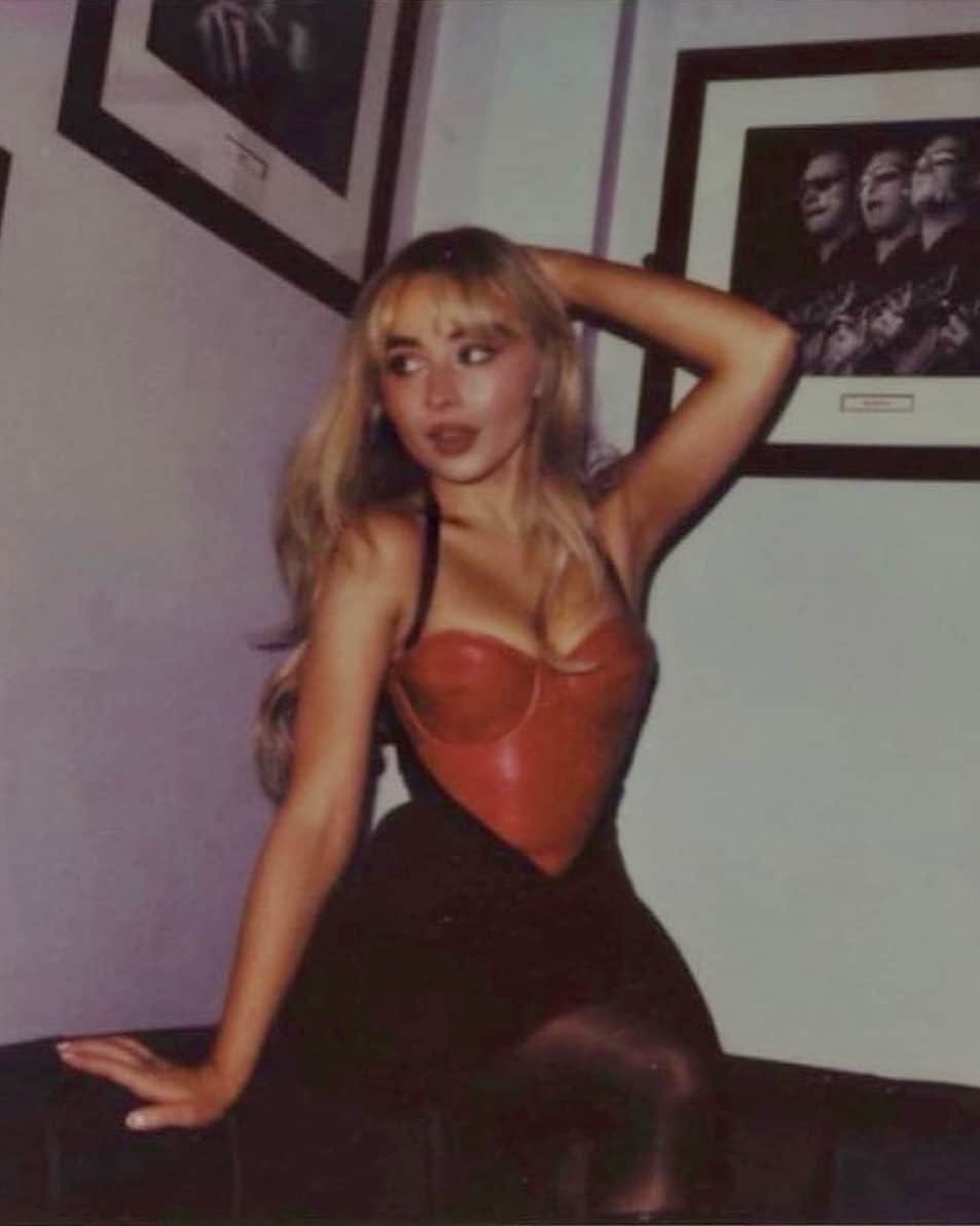 Moschinoのインスタグラム：「A hot topic ❤️‍🔥 backstage moments with singer-songwriter @sabrinacarpenter in a strapless mini dress and leather heart bustier from #MoschinoJeans    #Moschino #MoschinoMuses」