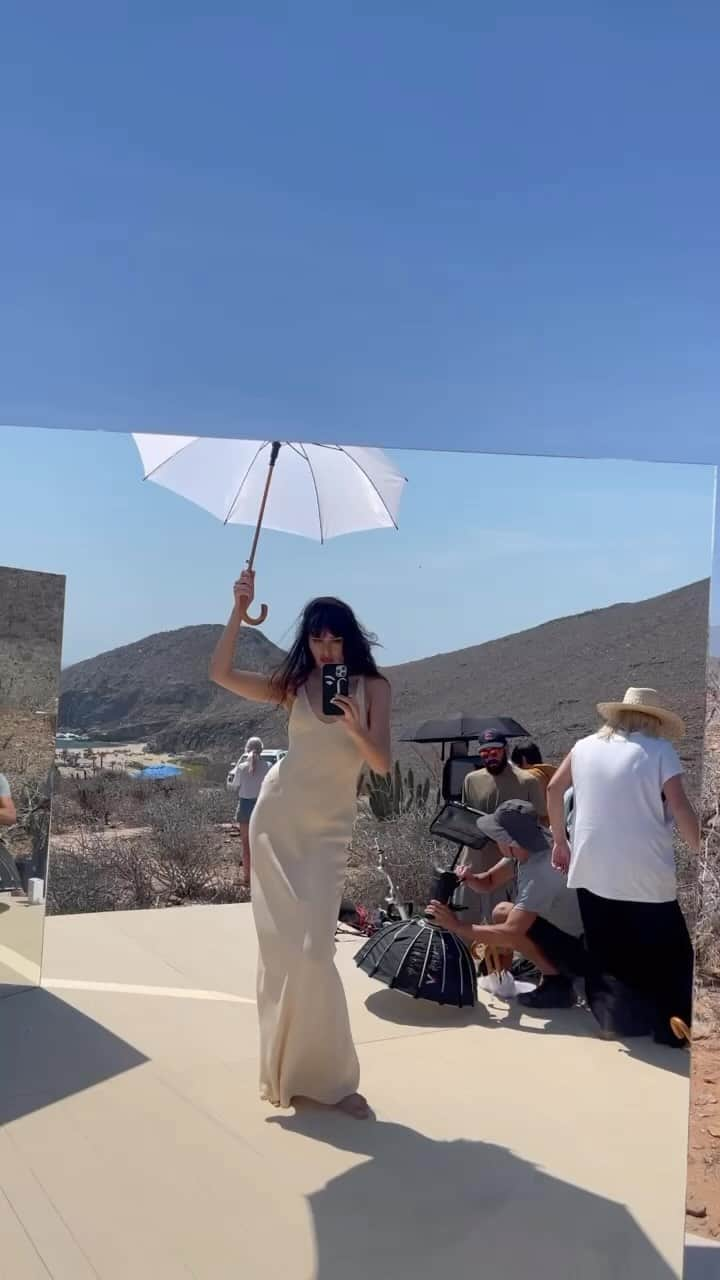 ナタリー・スアレスのインスタグラム：「Behind the scenes shooting for @narciso_rodriguez #narcisorodriguezparfums in Todos Santos, Mexico. The new fragrance launches in September. It’s abstract, beautiful, and all about the emotion of femininity. #ad」