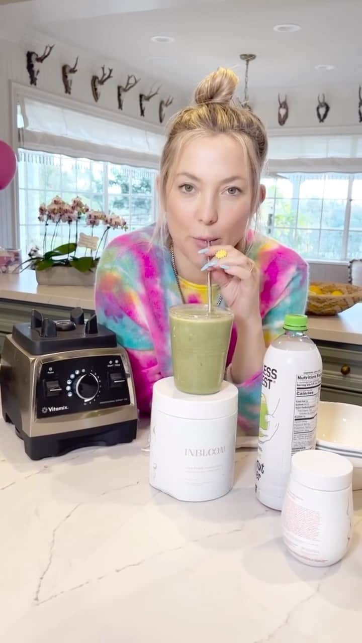 ケイト・ハドソンのインスタグラム：「Celebrating National Smoothie Month with big straw energy🍹Blending with @tobeinbloom through the years…」