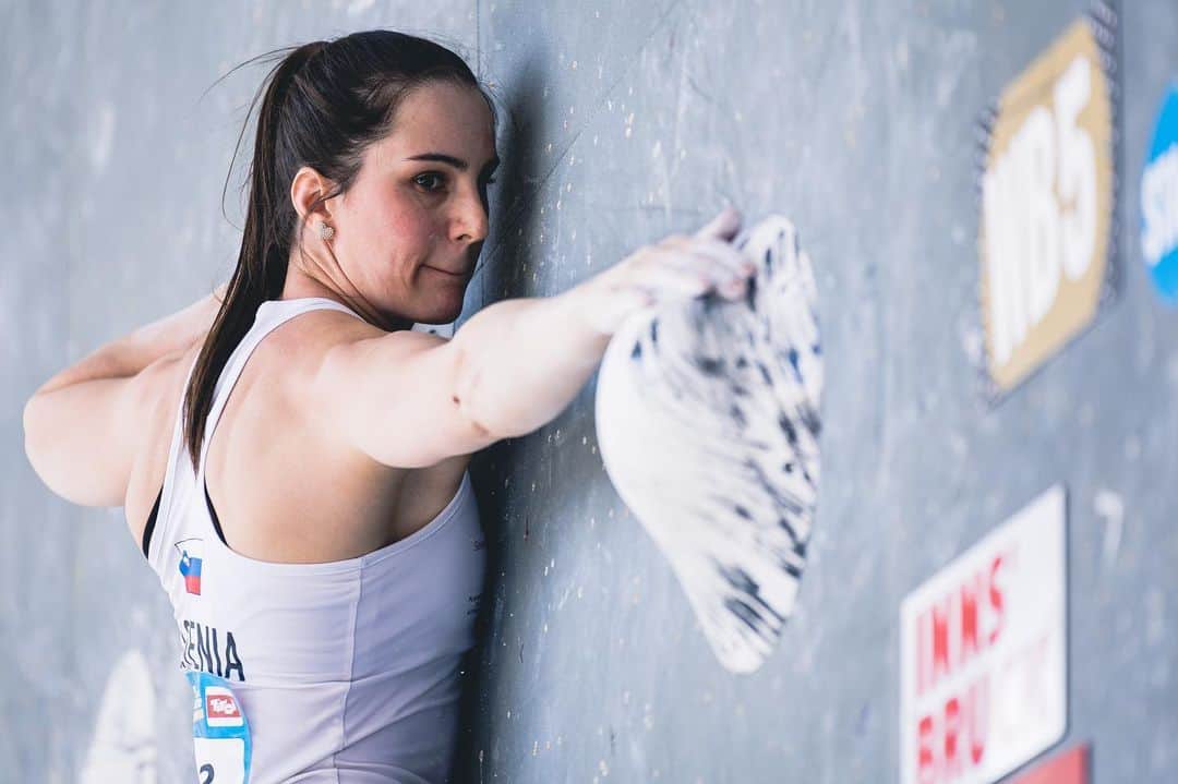 ユリア・クルーダーのインスタグラム：「Goodbye Innsbruck, goodbye bouldering World Cup season! 👋🏻  Not the end I wished for, but I’m still very happy with my climbing this year❤️  📸: @gregavalancic  @sloveniaclimbing @scarpaspa」