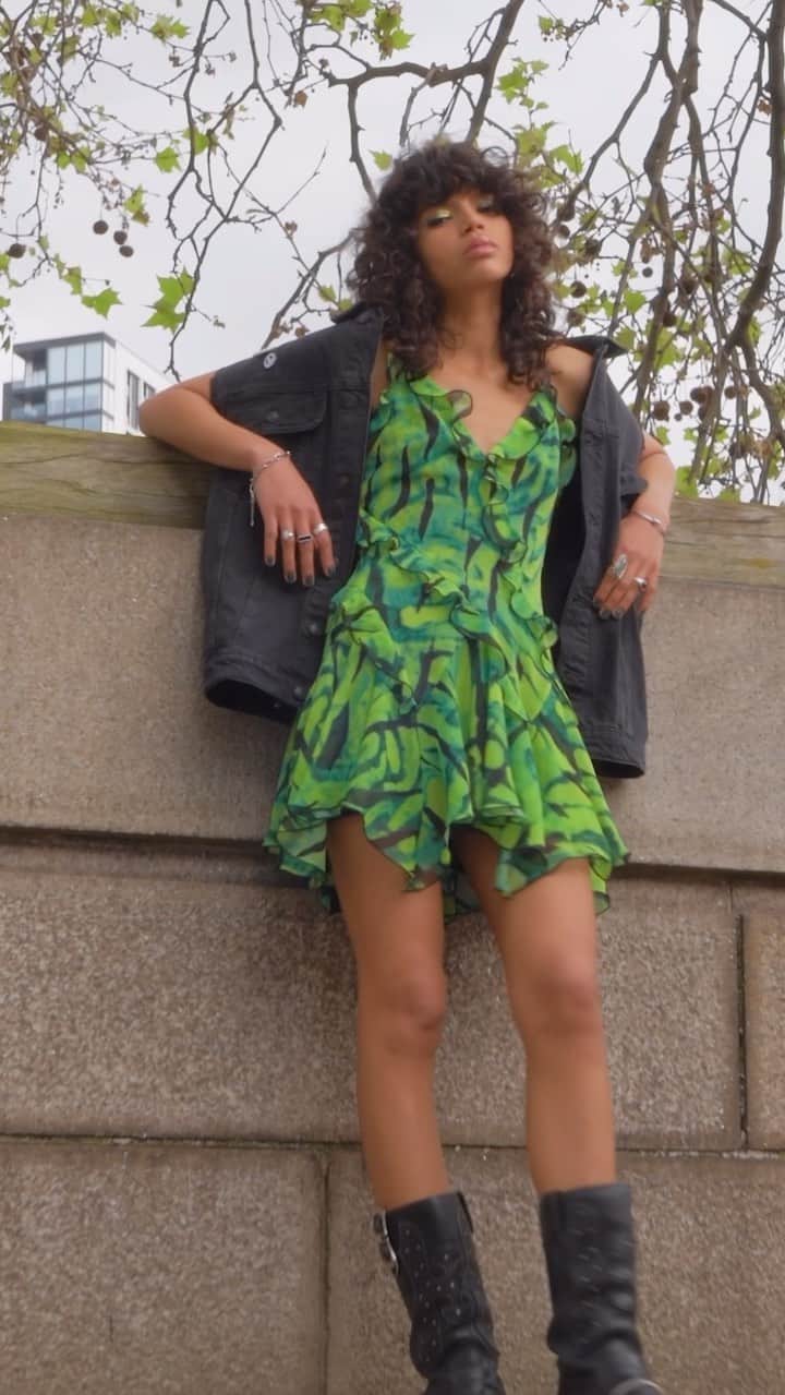 トップショップのインスタグラム：「It’s hot and we’re wearing ruffles.  The ruffle mini slip dress [130023879]」