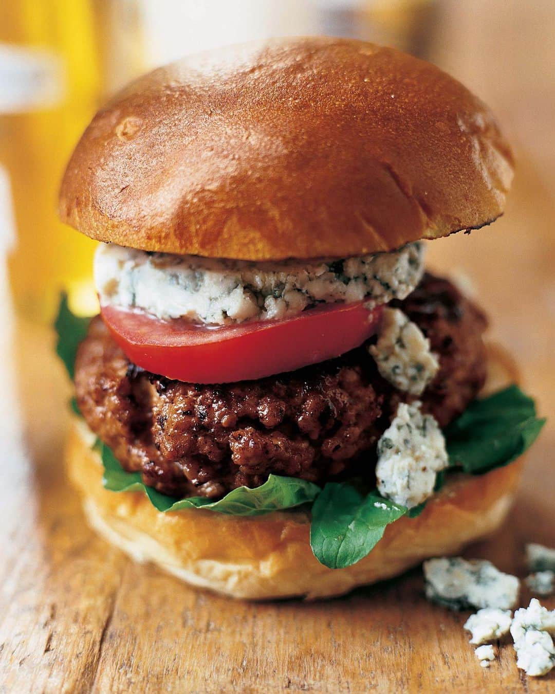 アイナ・ガーテンのインスタグラム：「Nothing says DAD like a big juicy hamburger from the grill. My Blue Cheese Burgers are a mix of two kinds of beef plus a big chunk of delicious blue cheese (you could also use Cheddar!) Pair it with an ice cold beer for a Father’s Day BBQ that your dad will never forget. Happy Father's Day everyone! ❤️❤️❤️ Link to the recipe in my bio!   📸 @quentinbaconphoto」