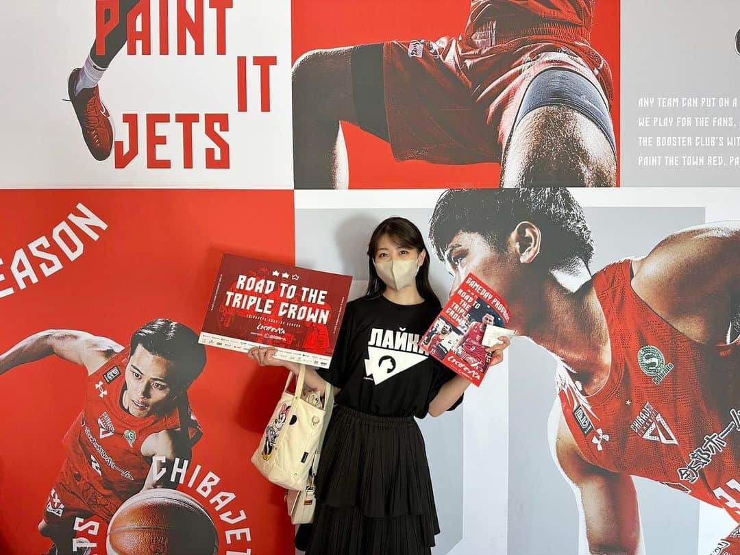 関根ささらさんのインスタグラム写真 - (関根ささらInstagram)「#時差投稿 ⛹️🏀 (もはや遅れすぎてて早めに投稿するのを諦めた人です🙋笑) . . . . #日本生命Bリーグチャンピオンシップ  SEMIFINAL #千葉ジェッツ 🆚 #アルバルク東京 GAME1🔥⛹️ @ #船橋アリーナ   れいなちゃんを初の船橋アリーナへ🎪🔥  千葉と東京がPOで当たるのは3回目。 1回目が2017-18シーズンのファイナル、 2回目が翌年のファイナル。  どちらも当時は #アルバルカーズ として試合を見に行っていた私にとって、この試合はとても意味のあるもので、自分の立場の変化やBリーグへの愛の大きさの変化も感じながら、とてもソワソワした気持ちで見ていました、、、🥹🥹  始まる前から泣きそうだった！ほんっとに泣きそうだったしなんなら涙目でした！！！それくらい興奮してた😭😭😭  結果はGAME1・GAME2ともに千葉が圧勝‼️ほんっとに強かったな、、、見ていて気持ちいいくらいに🥹👏👏🔥 . . . . れいなちゃんとは #アリーナグルメ も堪能して、選手の色んな情報を挟みながら観戦しました♡楽しんでもらえたみたいでよかった🩷 . . . . #chibajets #alvarktokyo #bleague #basketball #bリーグ観戦 #bリーグ好きな人と繋がりたい #バスケ観戦 #スポーツ観戦 #試合観戦」6月17日 0時56分 - sasarasekine