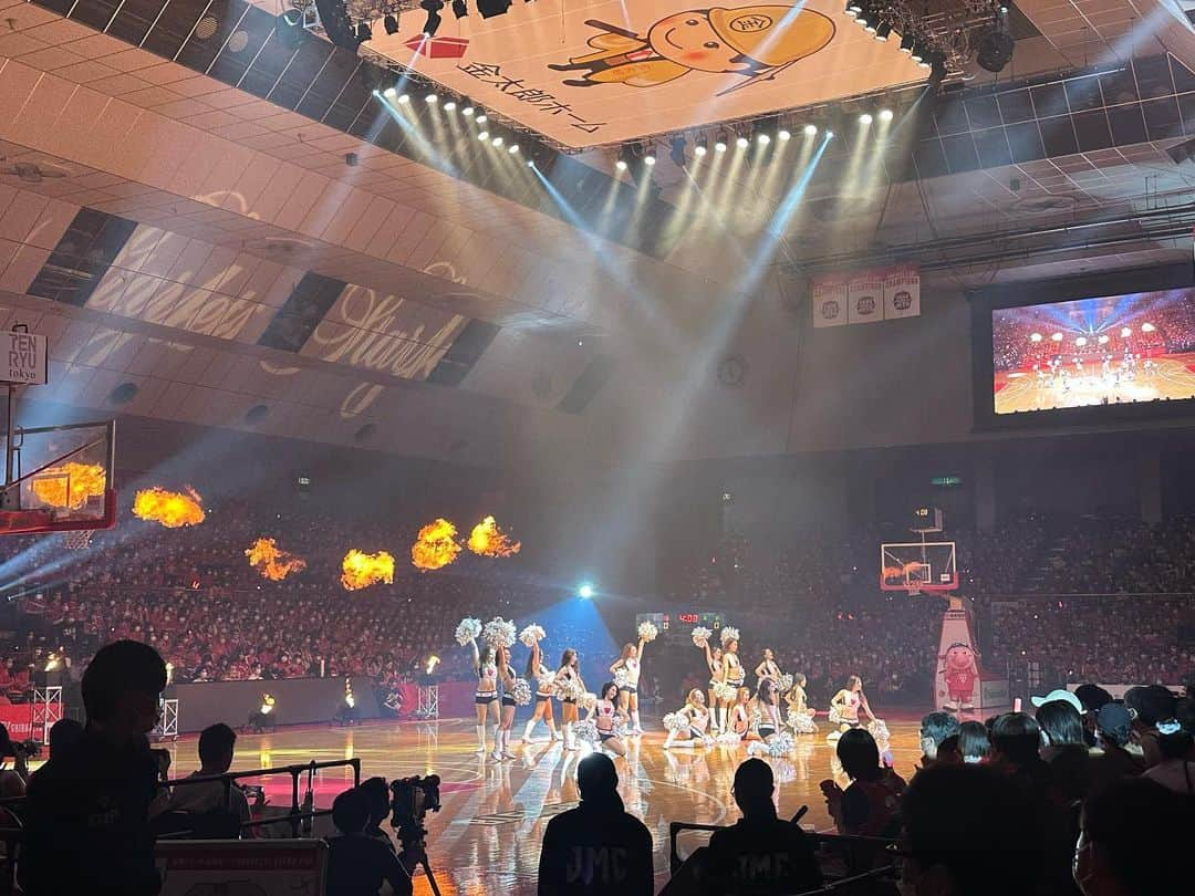 関根ささらさんのインスタグラム写真 - (関根ささらInstagram)「#時差投稿 ⛹️🏀 (もはや遅れすぎてて早めに投稿するのを諦めた人です🙋笑) . . . . #日本生命Bリーグチャンピオンシップ  SEMIFINAL #千葉ジェッツ 🆚 #アルバルク東京 GAME1🔥⛹️ @ #船橋アリーナ   れいなちゃんを初の船橋アリーナへ🎪🔥  千葉と東京がPOで当たるのは3回目。 1回目が2017-18シーズンのファイナル、 2回目が翌年のファイナル。  どちらも当時は #アルバルカーズ として試合を見に行っていた私にとって、この試合はとても意味のあるもので、自分の立場の変化やBリーグへの愛の大きさの変化も感じながら、とてもソワソワした気持ちで見ていました、、、🥹🥹  始まる前から泣きそうだった！ほんっとに泣きそうだったしなんなら涙目でした！！！それくらい興奮してた😭😭😭  結果はGAME1・GAME2ともに千葉が圧勝‼️ほんっとに強かったな、、、見ていて気持ちいいくらいに🥹👏👏🔥 . . . . れいなちゃんとは #アリーナグルメ も堪能して、選手の色んな情報を挟みながら観戦しました♡楽しんでもらえたみたいでよかった🩷 . . . . #chibajets #alvarktokyo #bleague #basketball #bリーグ観戦 #bリーグ好きな人と繋がりたい #バスケ観戦 #スポーツ観戦 #試合観戦」6月17日 0時56分 - sasarasekine