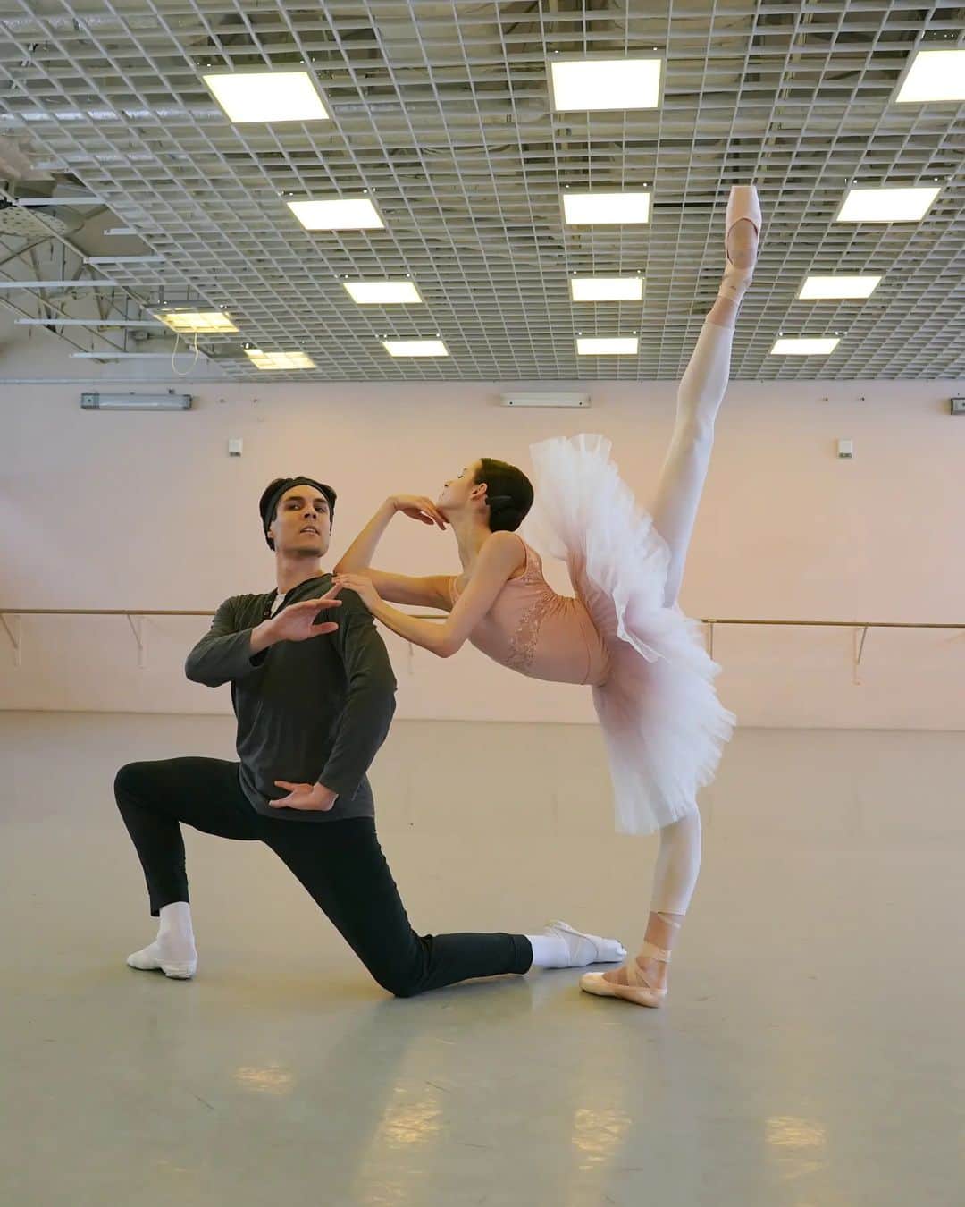 マリア・コーレワのインスタグラム：「Tomorrow. RAYMONDA with the noblest of the noble partners - @timur.askerov as Jean de Brienne and Kostya Zverev as Abderakhman 🗡 Raymonda is a majestic ballet!!! Can't wait. Toi toi toi everyone! 🥰 Rehearsal process captured by @anfffoto  Leotard by @chacott_jp tutu by @miadancewear   Завтра. РАЙМОНДА с благороднейшими @timur.askerov в роли Жана де Бриенна и Константином Зверевым в роли Абдерахмана 🗡 Раймонда - невероятный балет!!! Просто ничего больше не хочется говорить, а хочется выйти на сцену р танцевать. Удачи всем артистам! 🥰 Репетиционной процесс запечатлел @anfffoto  Купальник @chacott_jp пачка @miadancewear」