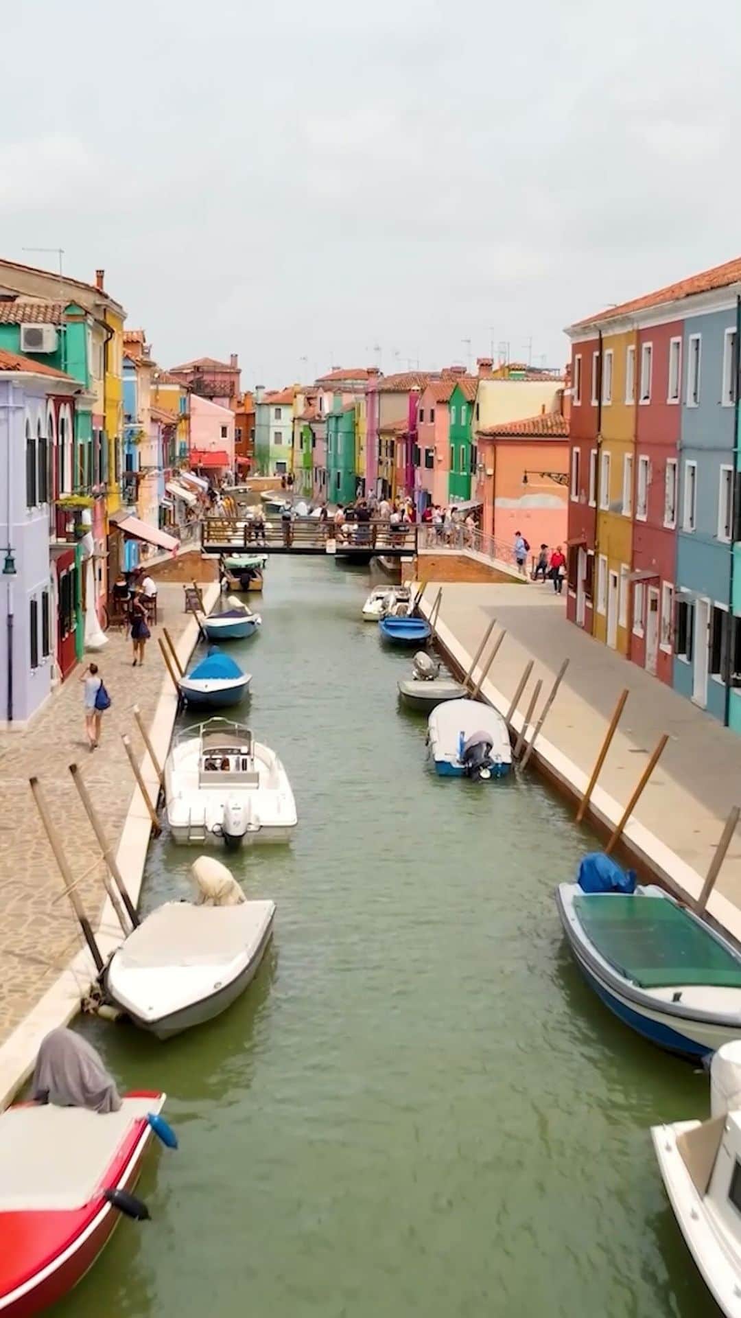 Lonely Planetのインスタグラム：「Pop over to Burano for a veryyy colorful day trip from Venice. It’ll take you ~45 minutes to get there by boat and 1-2 hours to explore its rainbow-lined streets. Continue your picturesque journey with a pit stop at Murano to get a unique glassblown souvenir on your way back to Venezia 🚢🇮🇹」