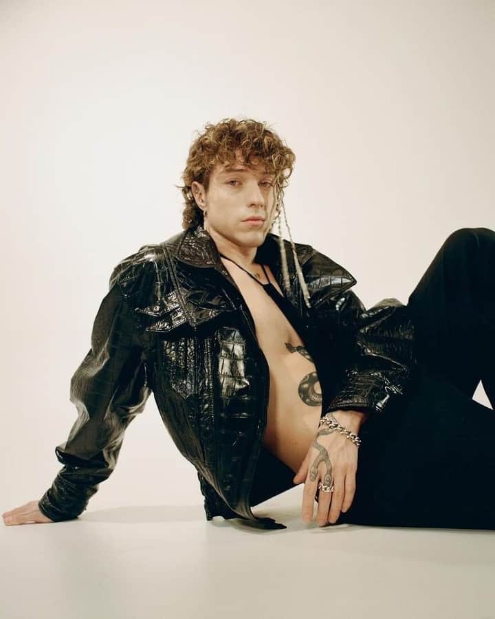 トラサルディのインスタグラム：「@irama.plume photographed in the croc-embossed leather jacket from the #TrussardiSS23 collection.⁣ Available now in stores.」