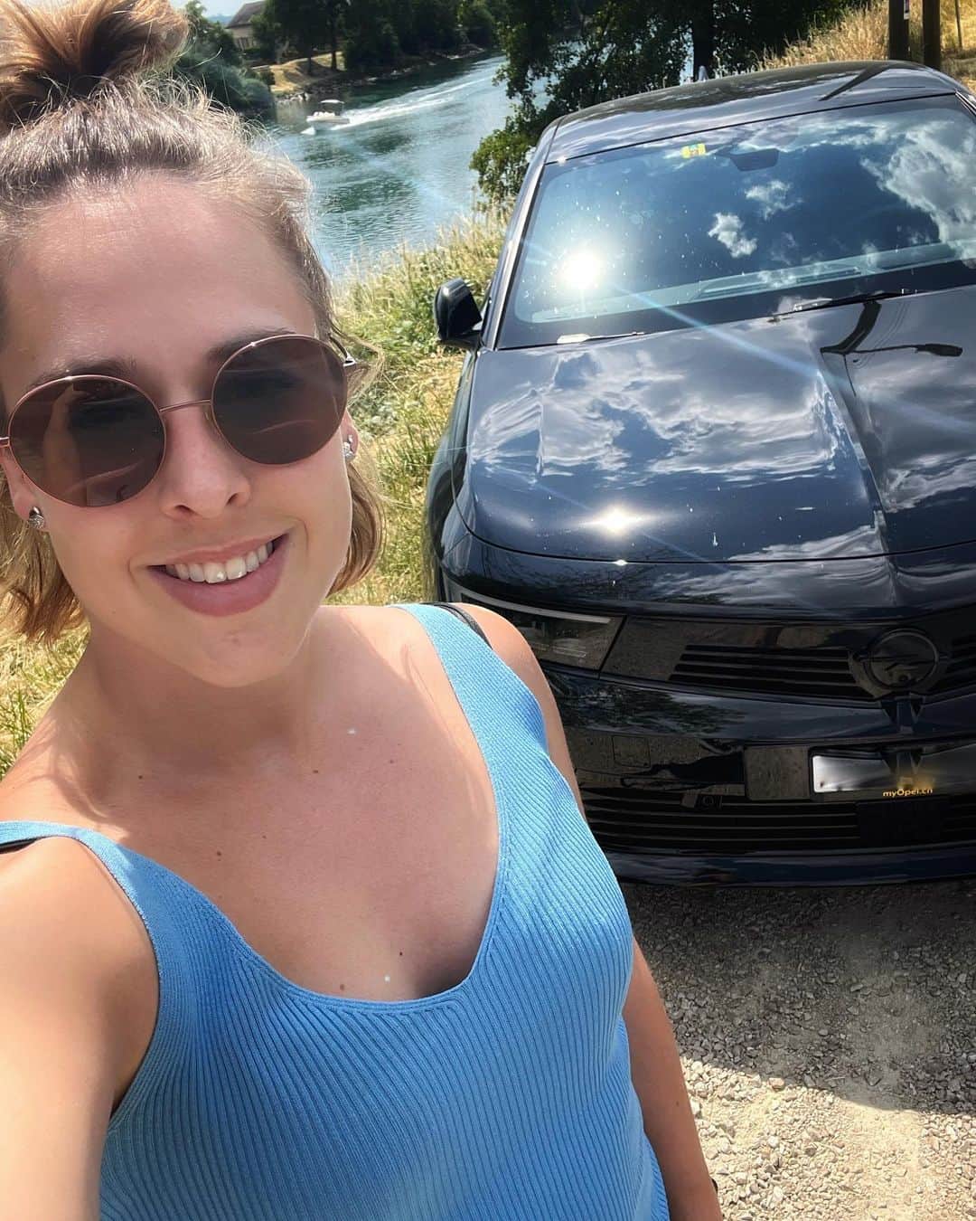 ジウリア・シュタイングルーバーのインスタグラム：「geniesse die Sommertage mit meinem @opel.ch ⚡️#opel #happy #cruising #sun」