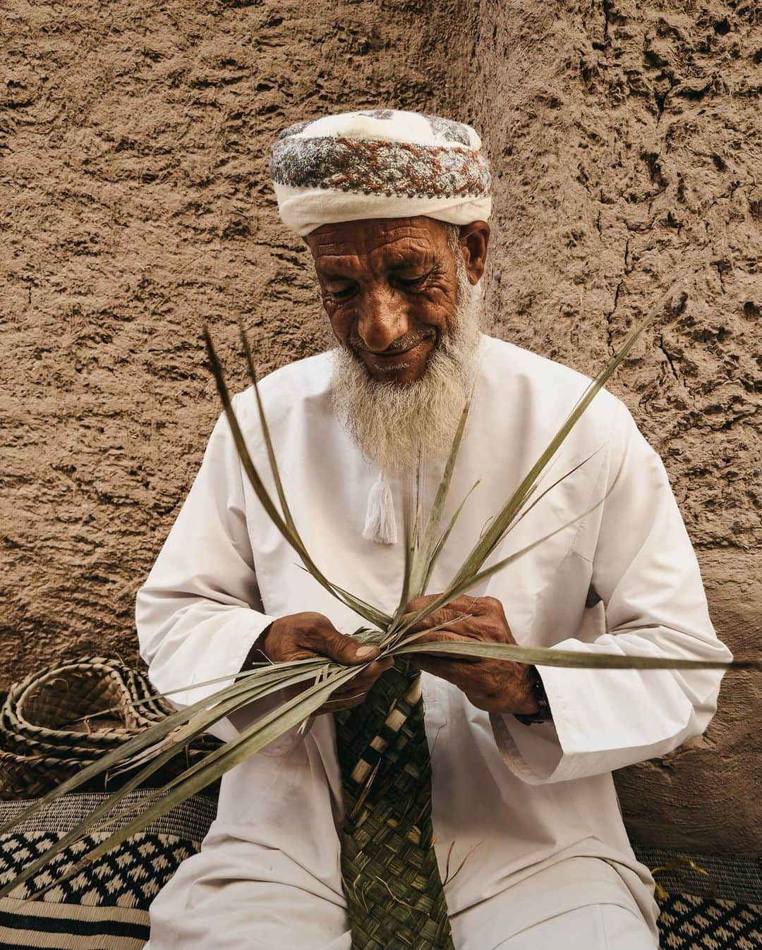 appleさんのインスタグラム写真 - (appleInstagram)「“The people of Adam, Oman live such simple and joyful lives. It makes you think and re-evaluate how fast we’re always moving.” #ShotoniPhone by Abdullah A. @shaijieee」6月17日 1時05分 - apple